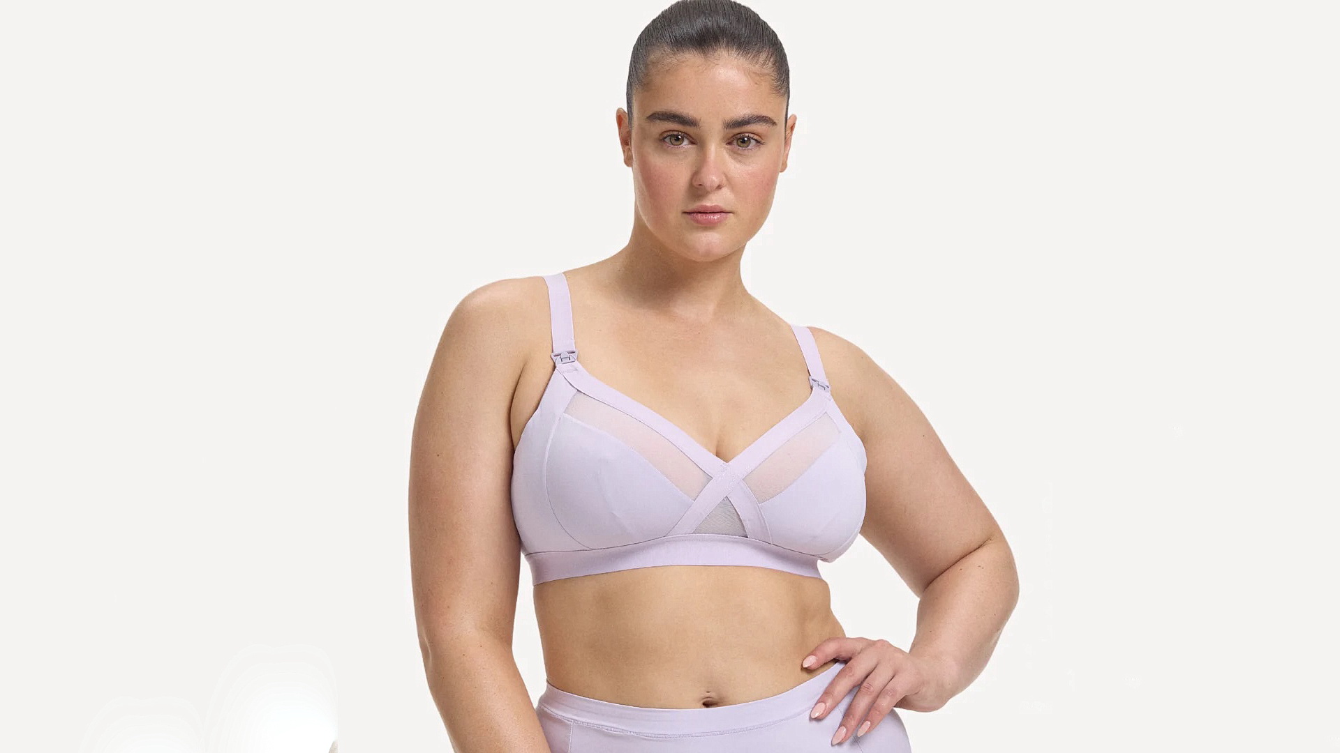 Бесплатное фото Модель Stefania Ferrario стоит на белом фоне в нижнем белье эпизод второй