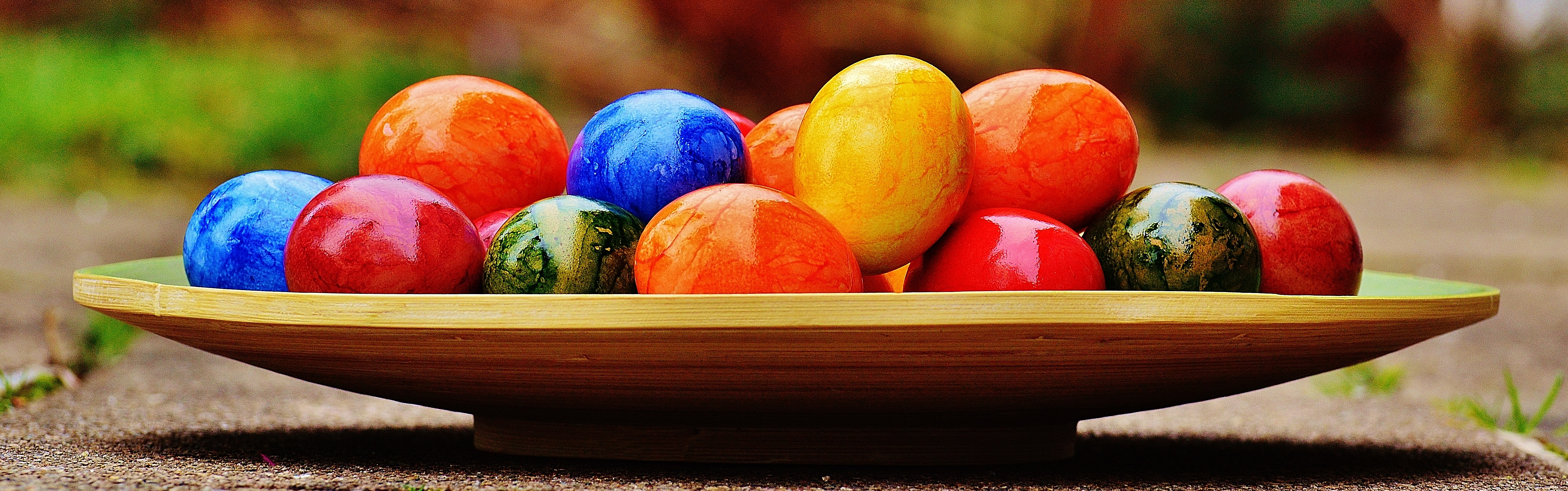 复活节用的大盘子里有彩色的鸡蛋
