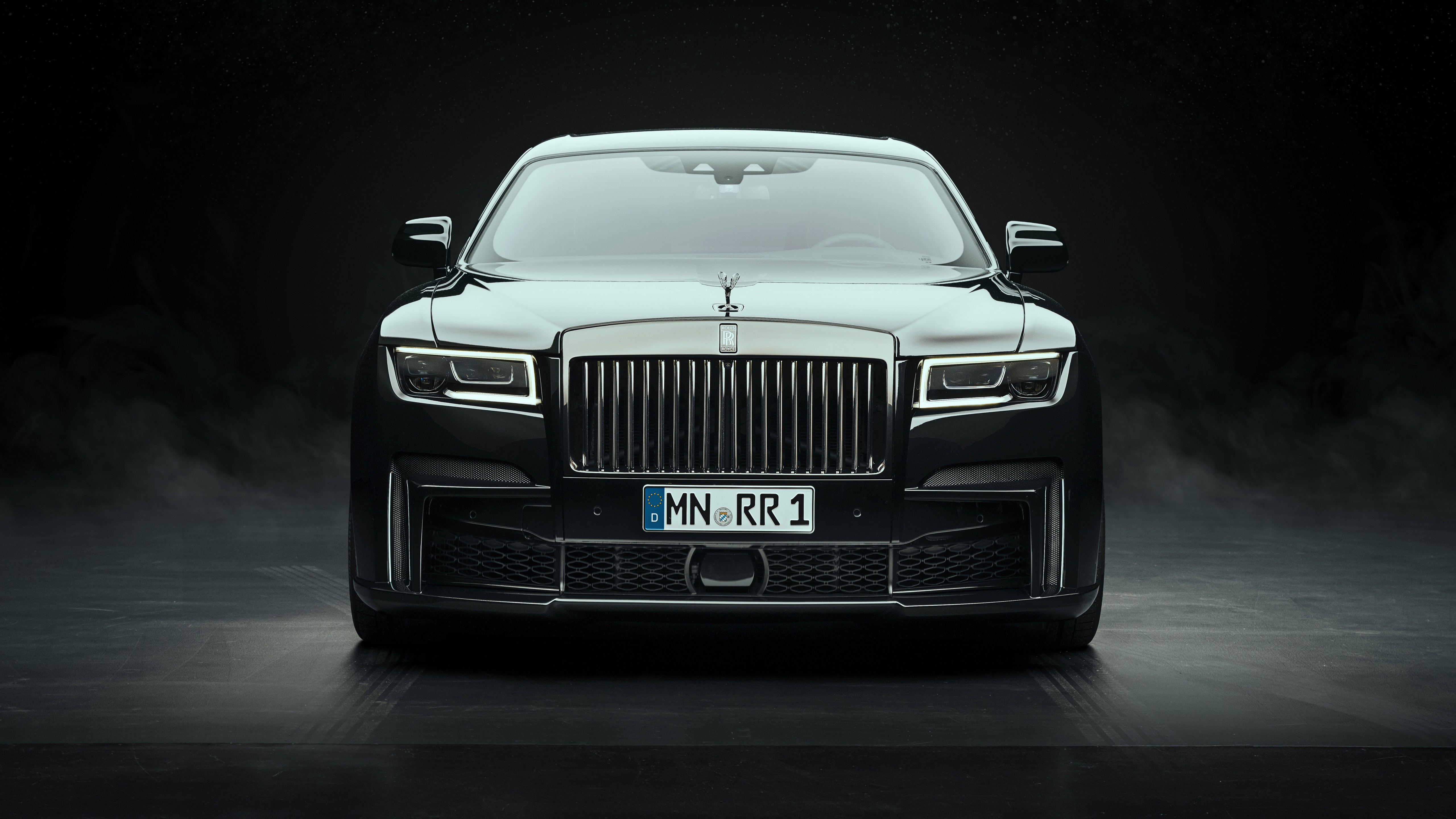 Бесплатное фото Черный Rolls Royce Ghost Black Badge 2022 года на темном фоне