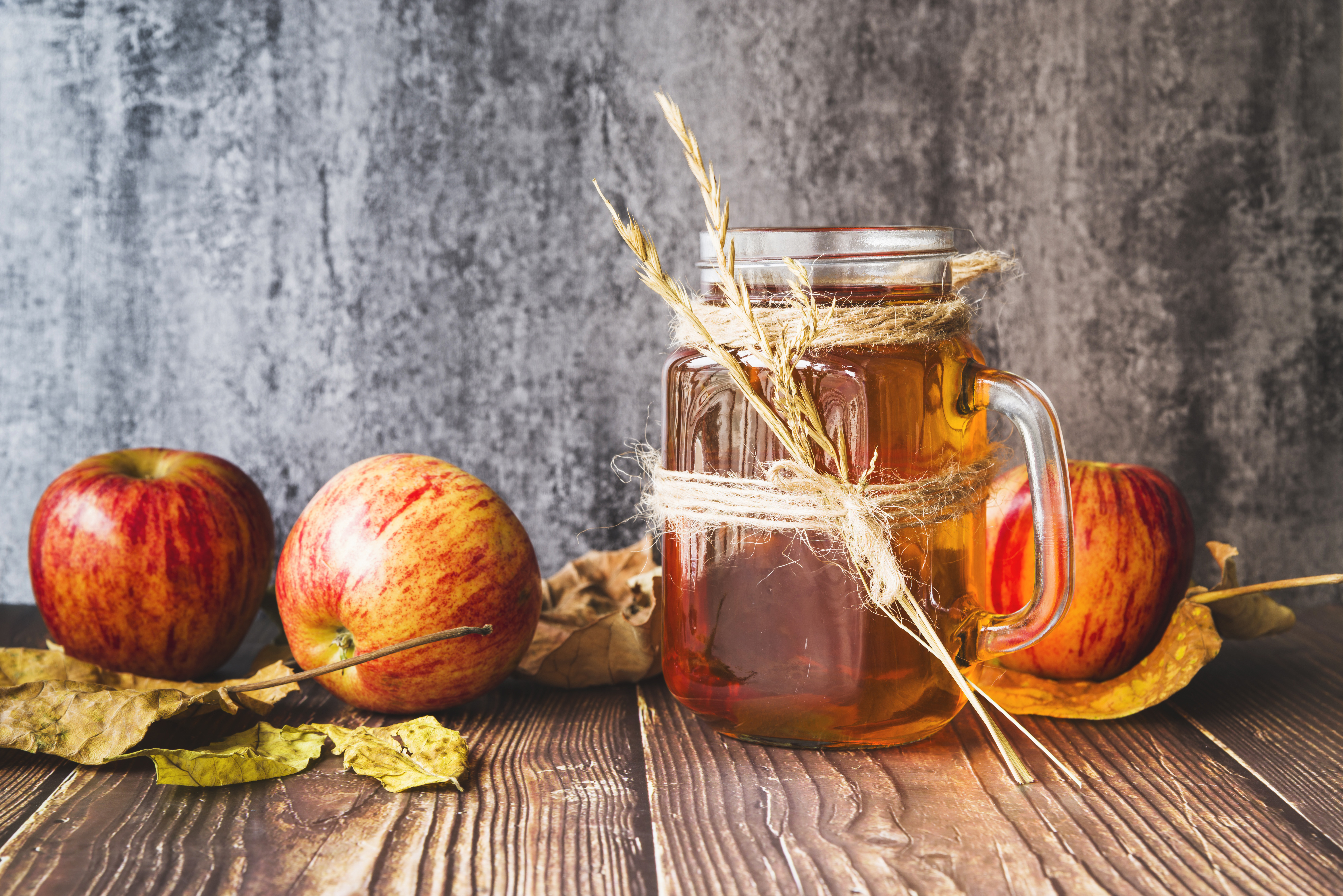 Free photo Apple juice in a glass mug