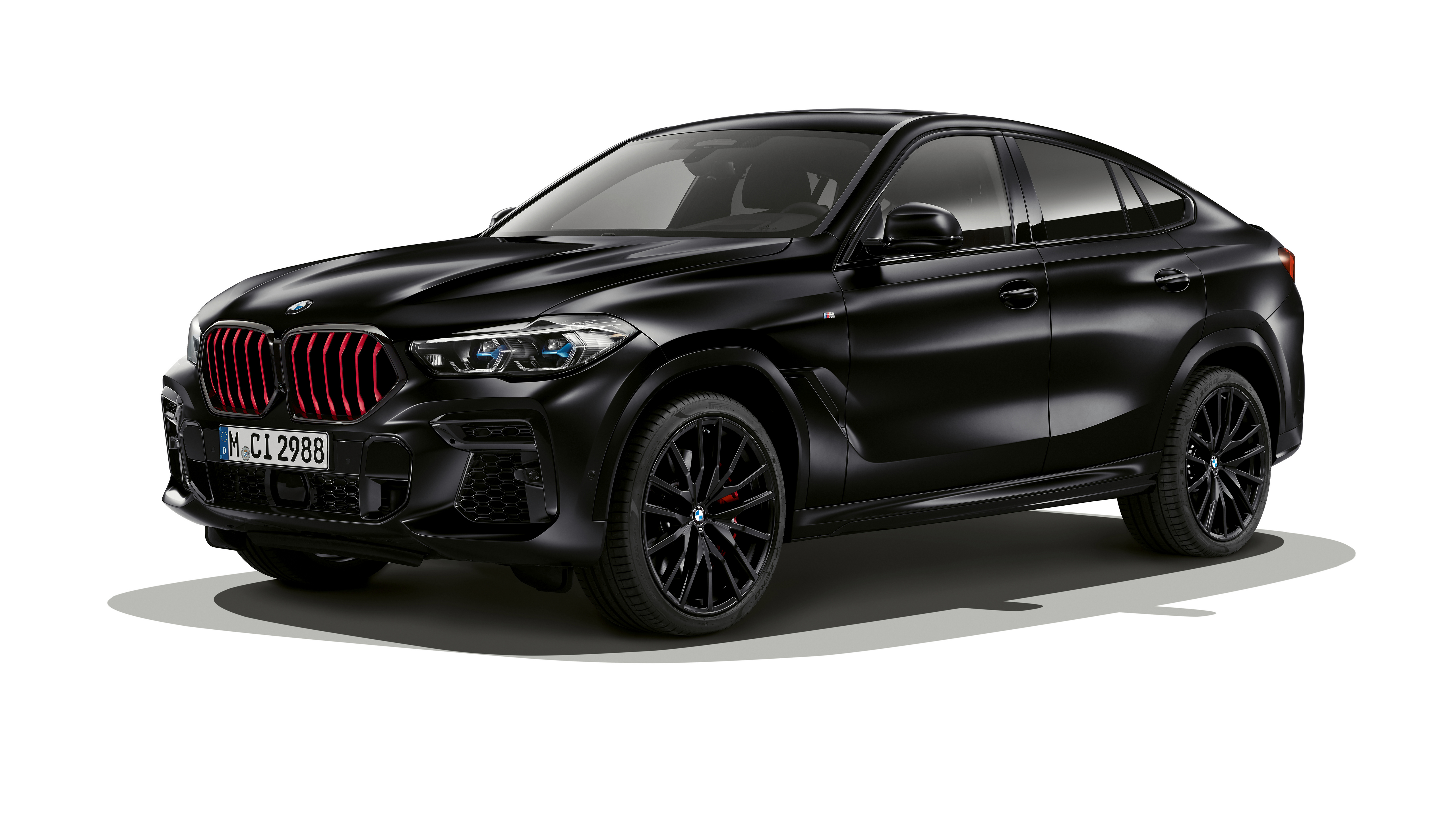 Бесплатное фото Черная bmw x6 m50i 2021 года на черных дисках