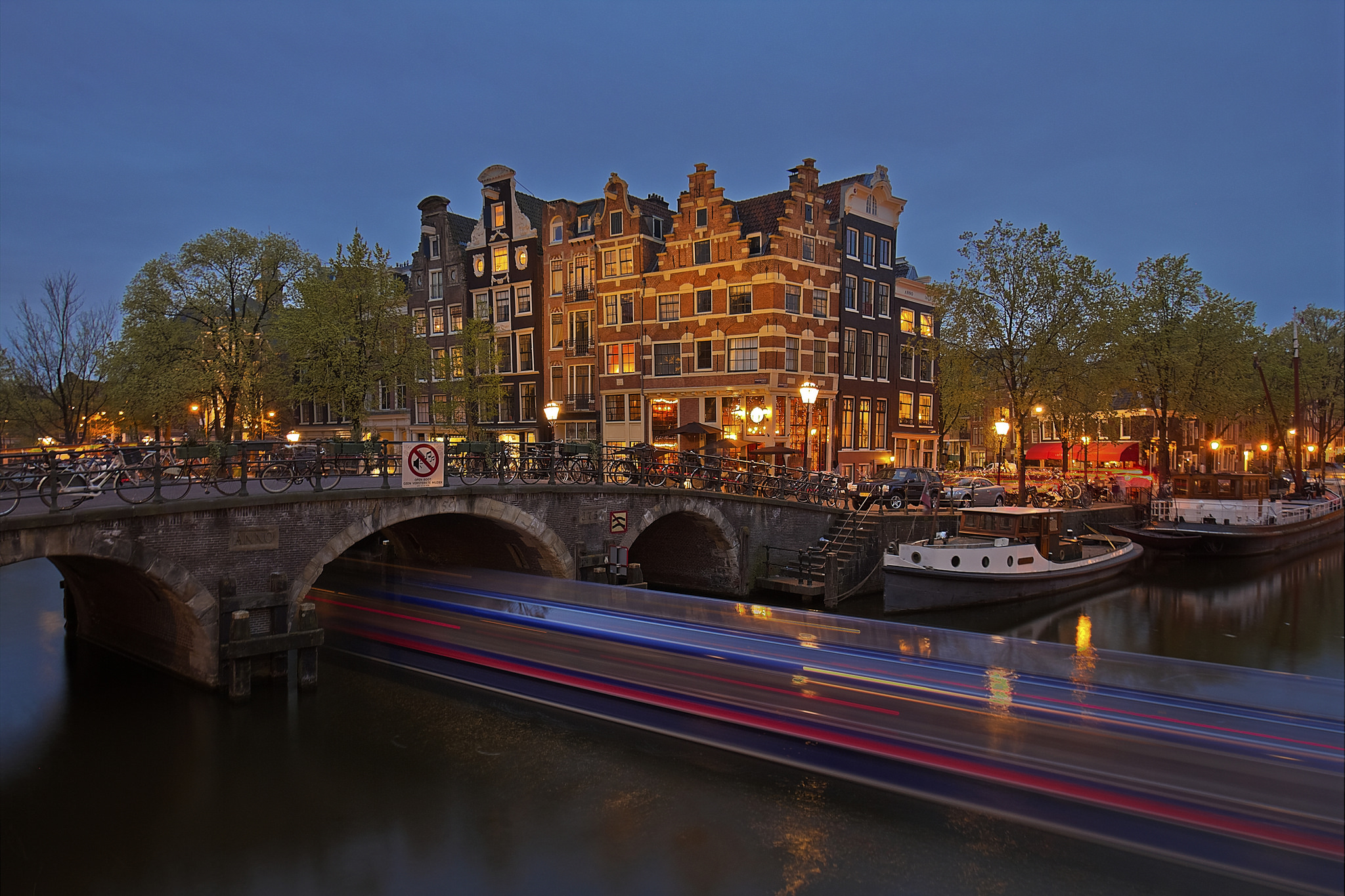 桌面上的壁纸夜景照明 阿姆斯特丹 荷兰