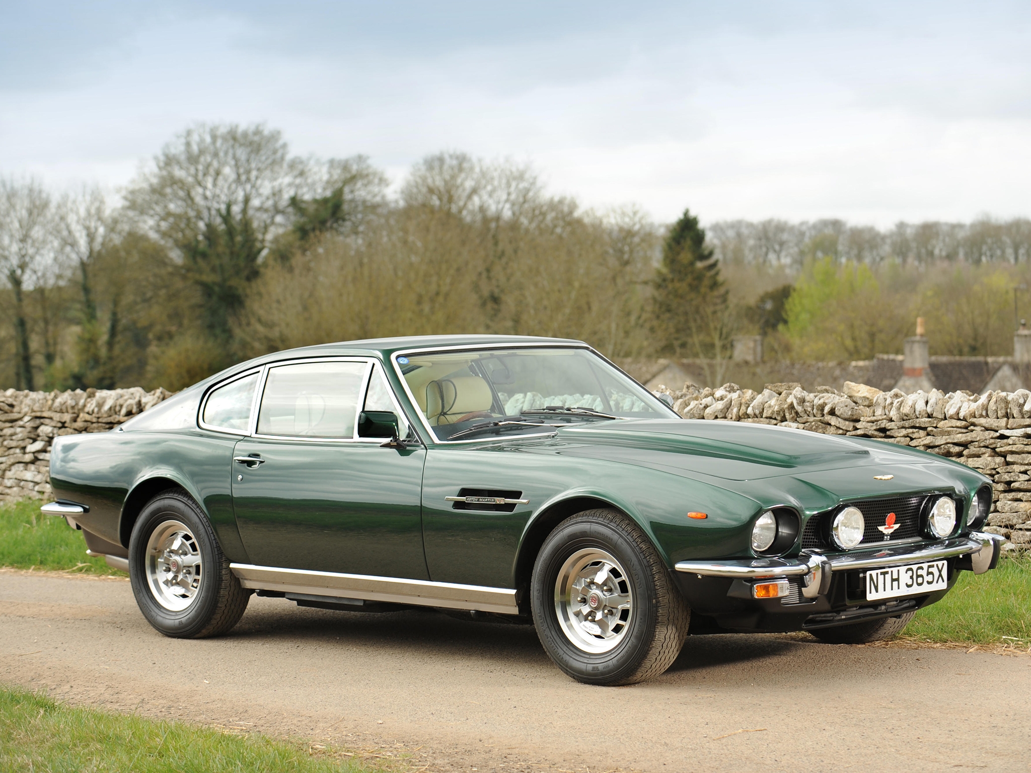 Free photo Aston Martin v8 green.