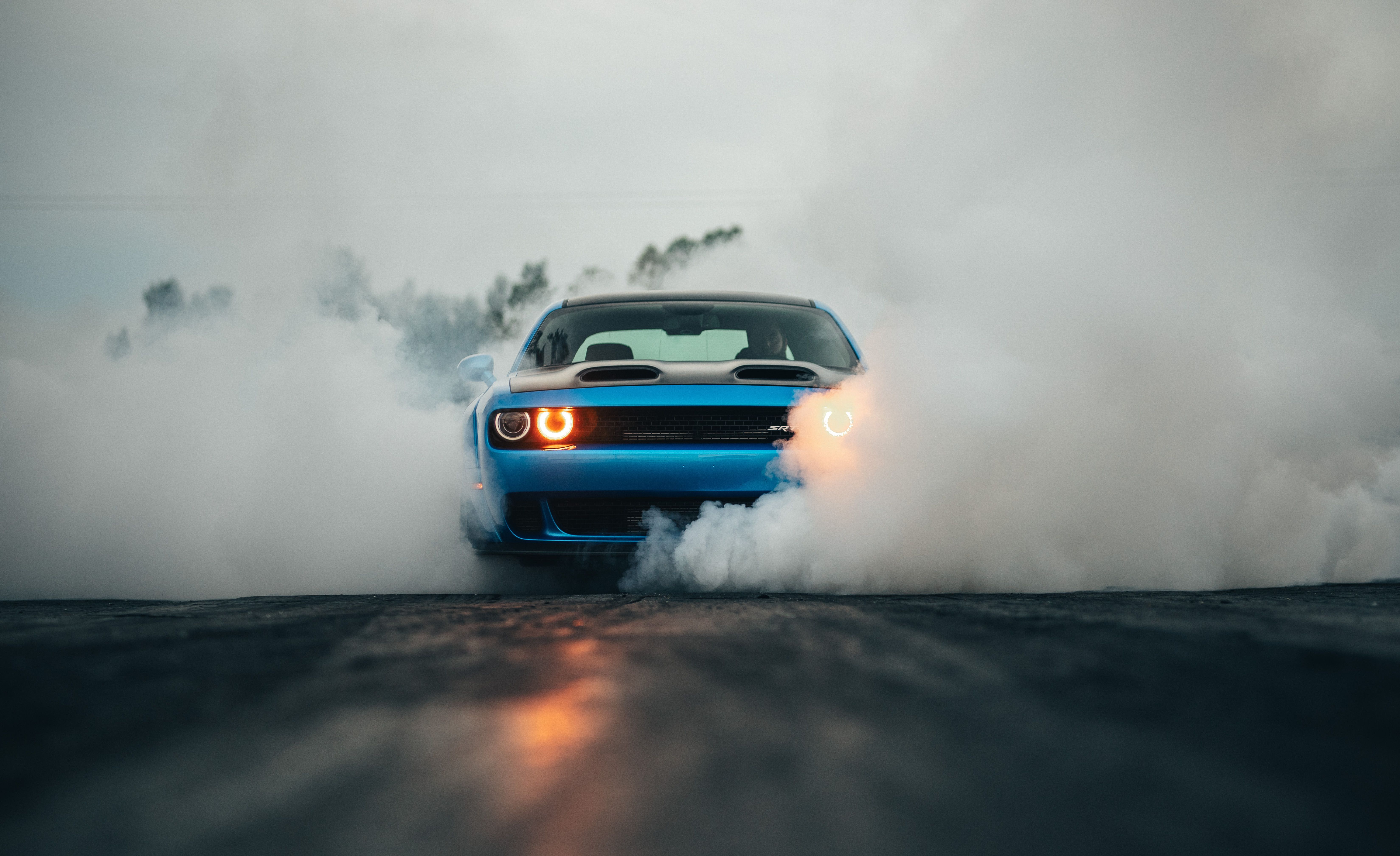 Обои Dodge Challenger Srt Hellcat Widebody дым фары на рабочий стол