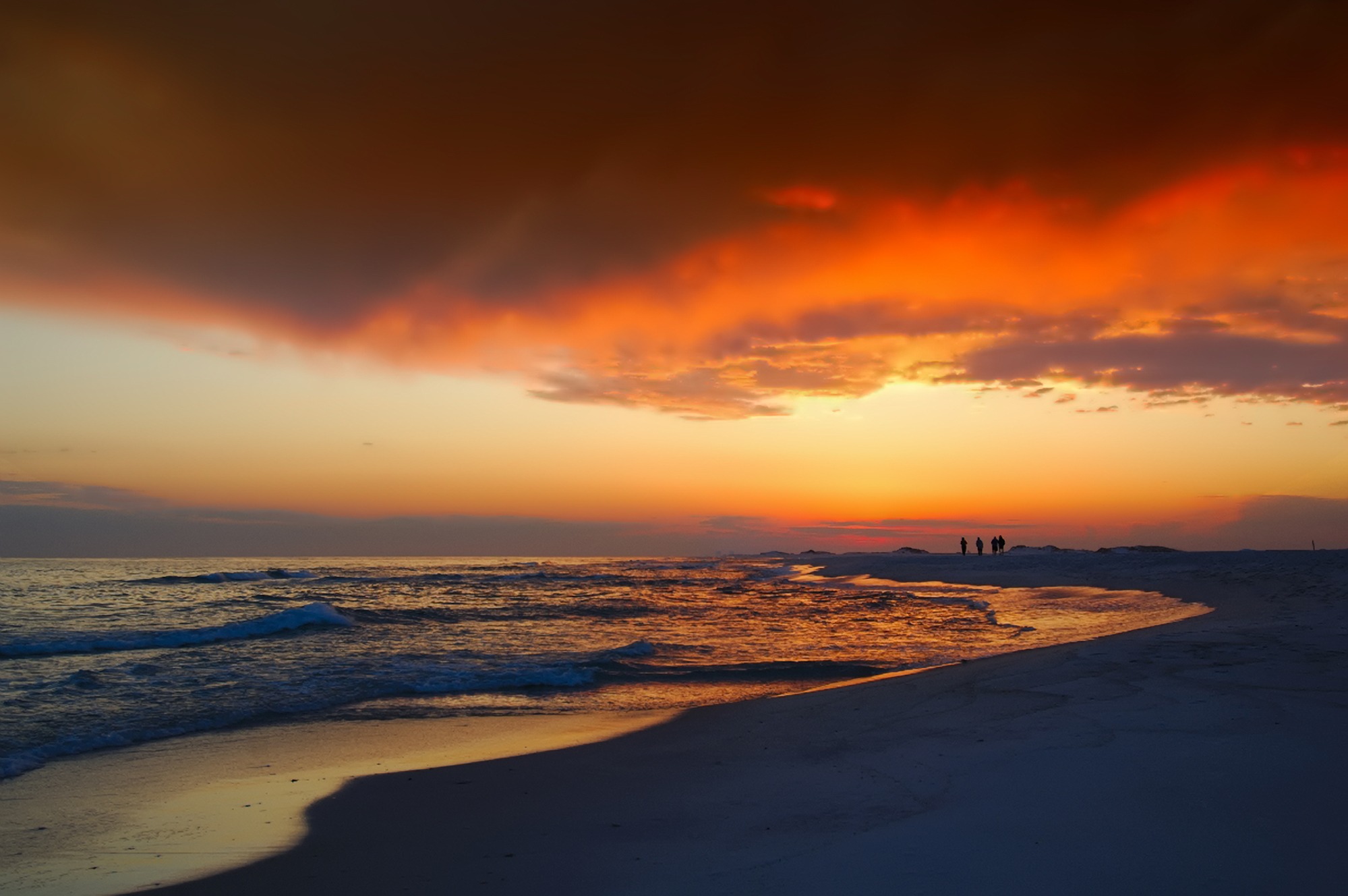 Free photo Sea sandy shore at sunset