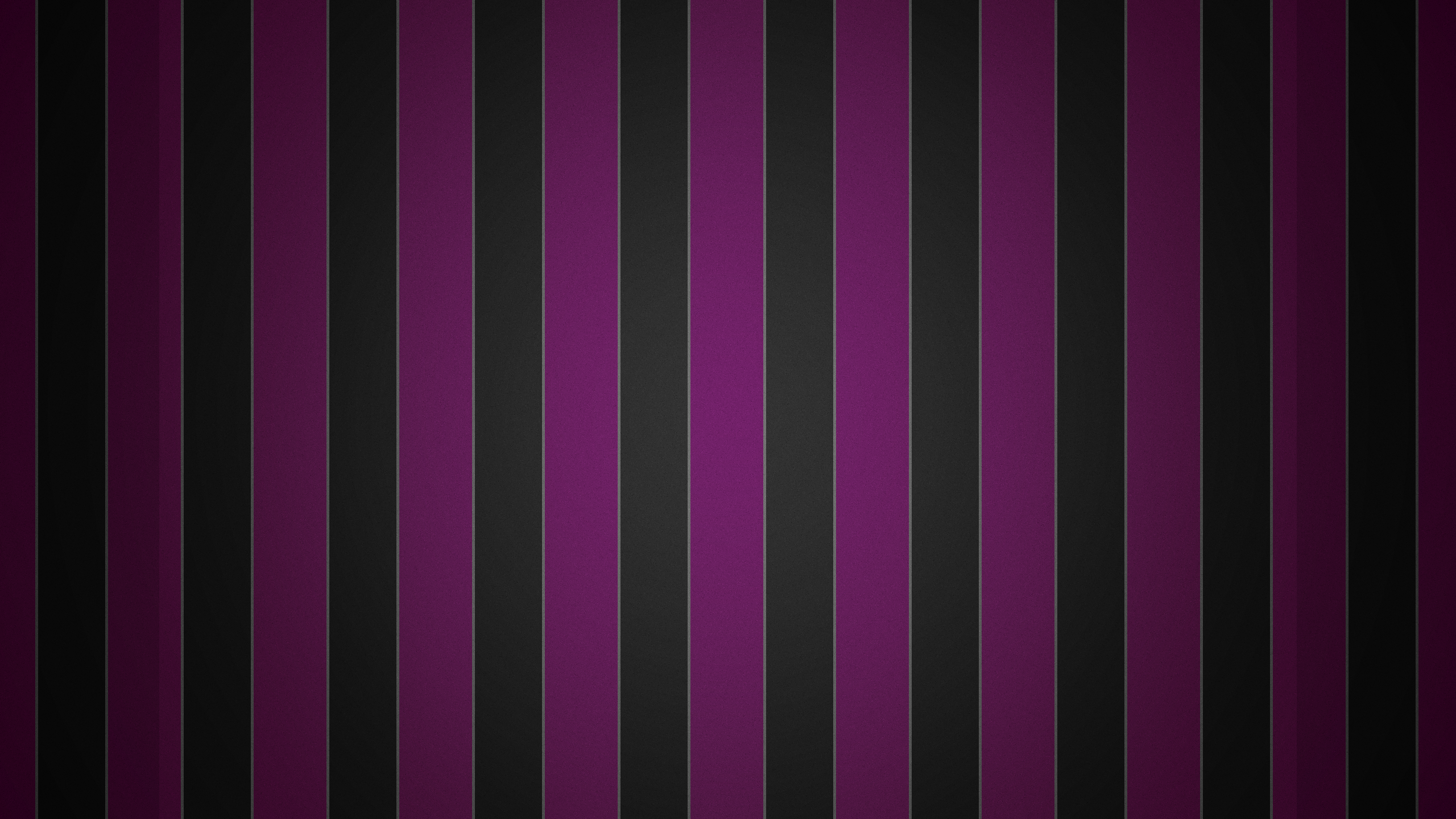 Фон в стиле минимализма с чередующимися вертикальными полосами черного и фиолетового цветов.