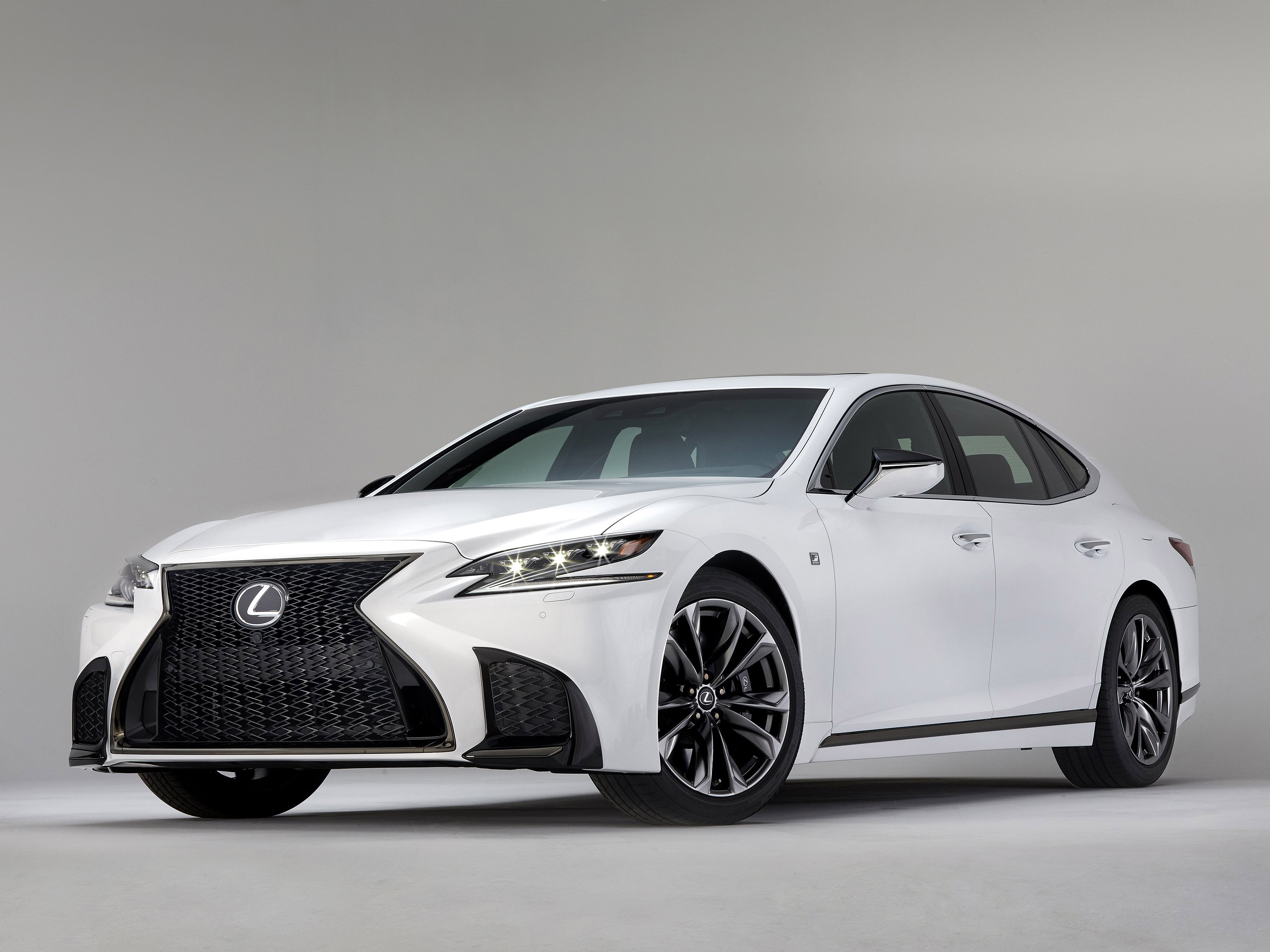 Free photo White 2018 Lexus Ls 500