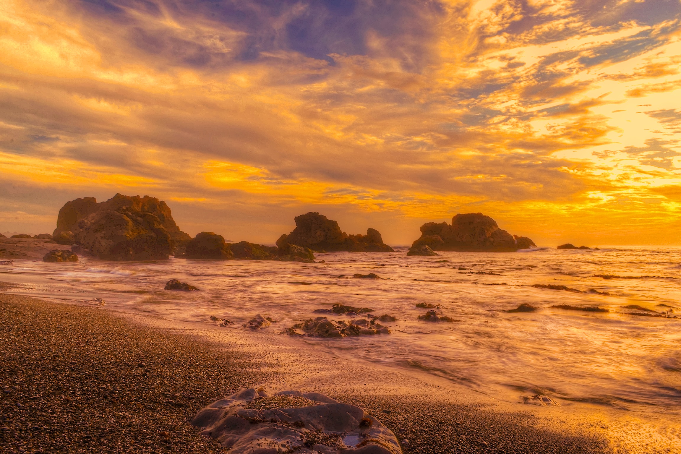 Free photo The rocks on the seashore