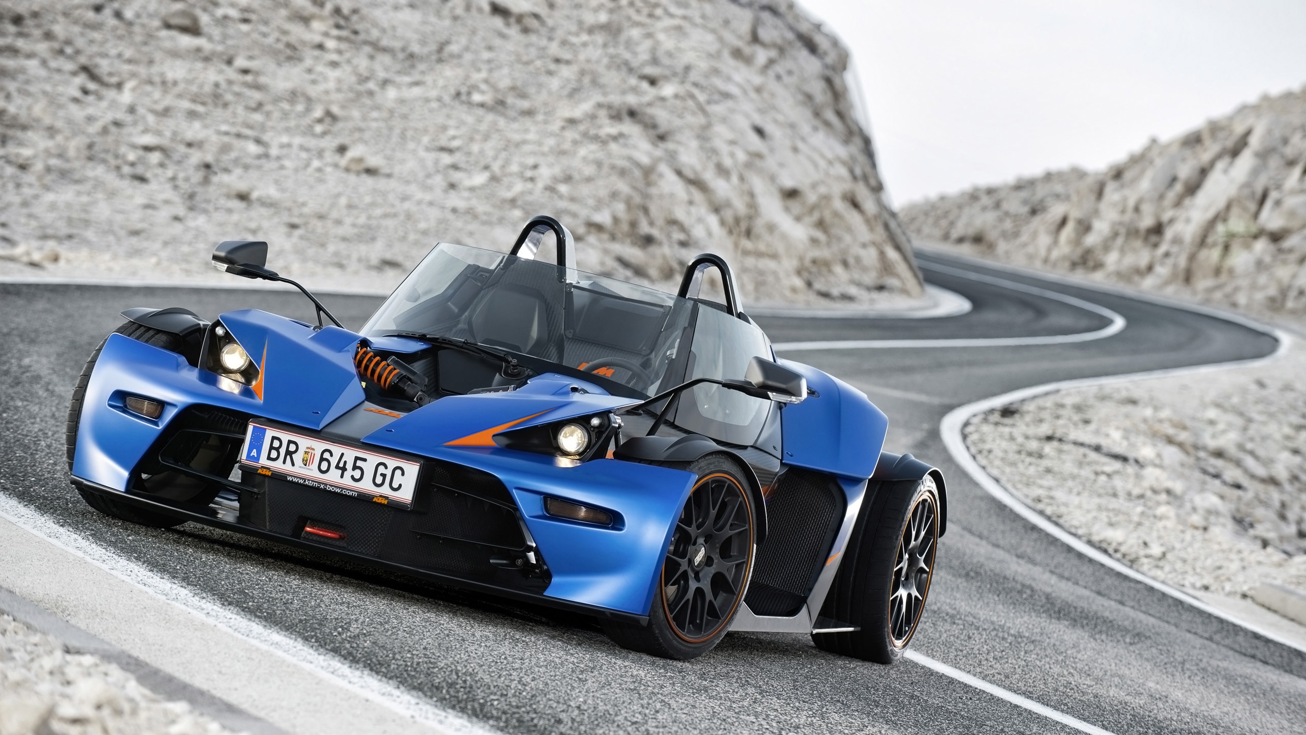 Бесплатное фото Ktm x-bow стоит на горной дороге