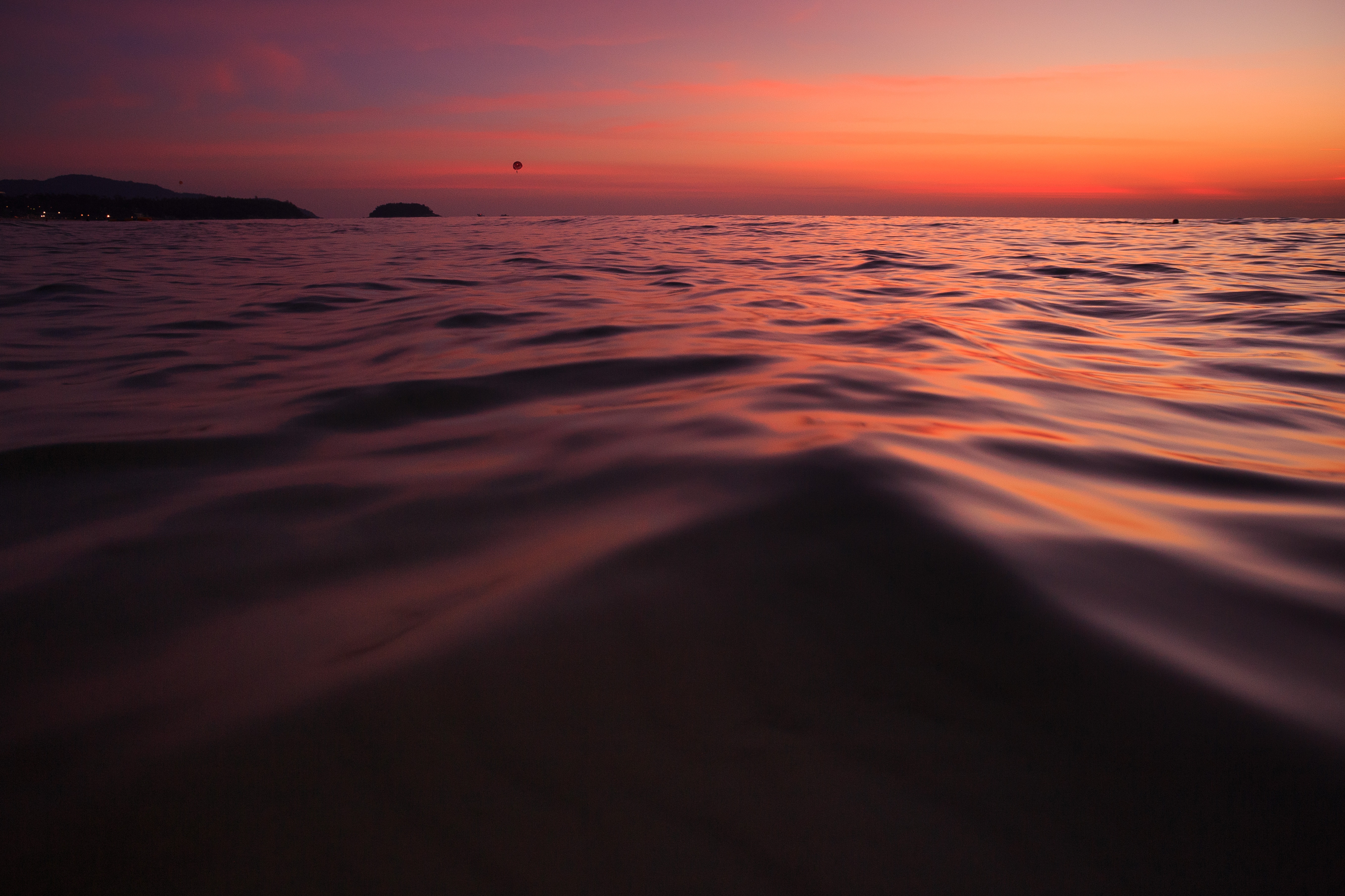 Free photo Evening waves at sunset