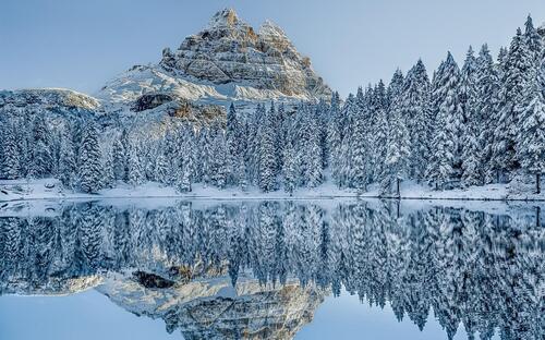 Бесплатное фото Белоснежная зима и озеро