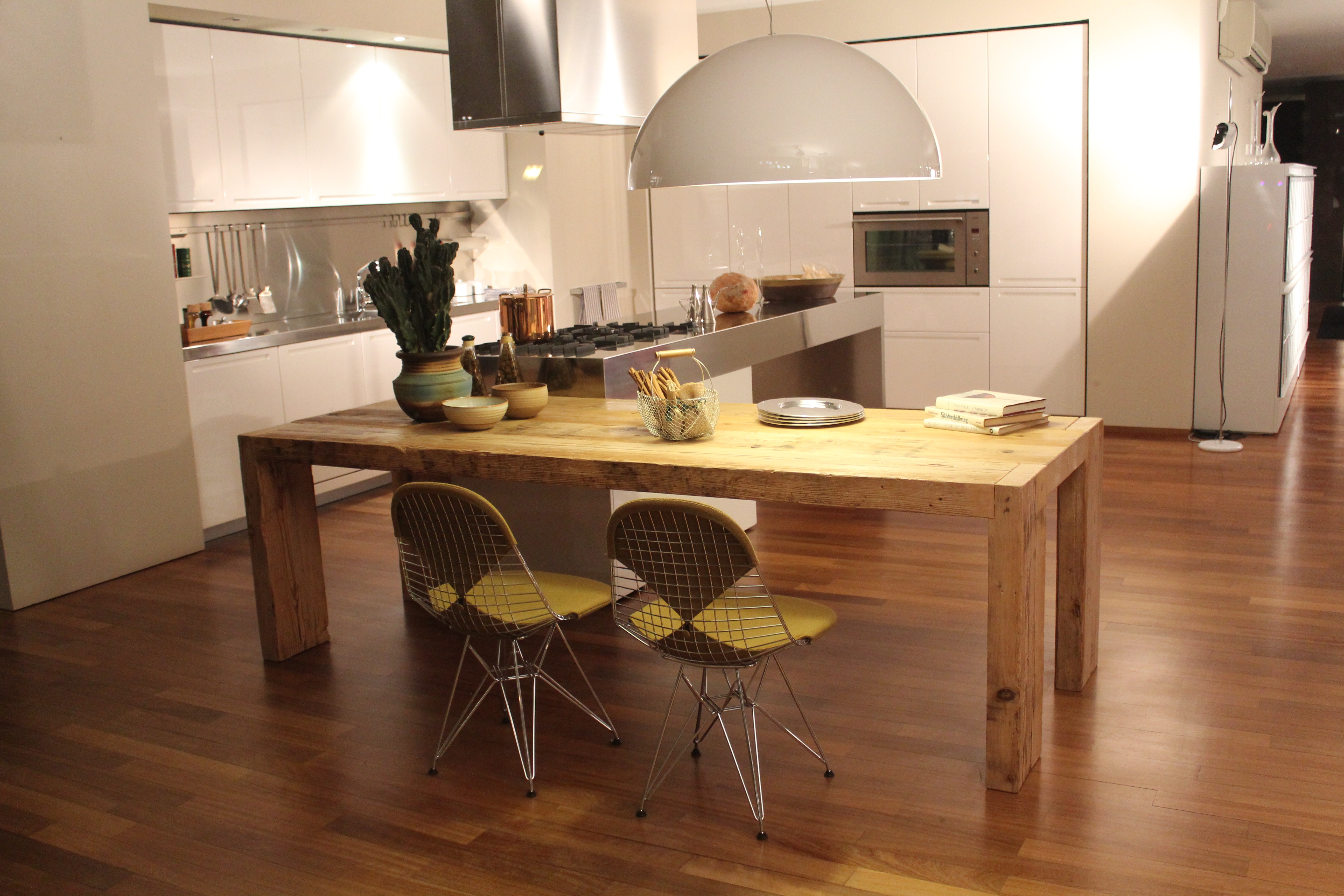 Бесплатное фото Интерьер кухни с деревянным столом