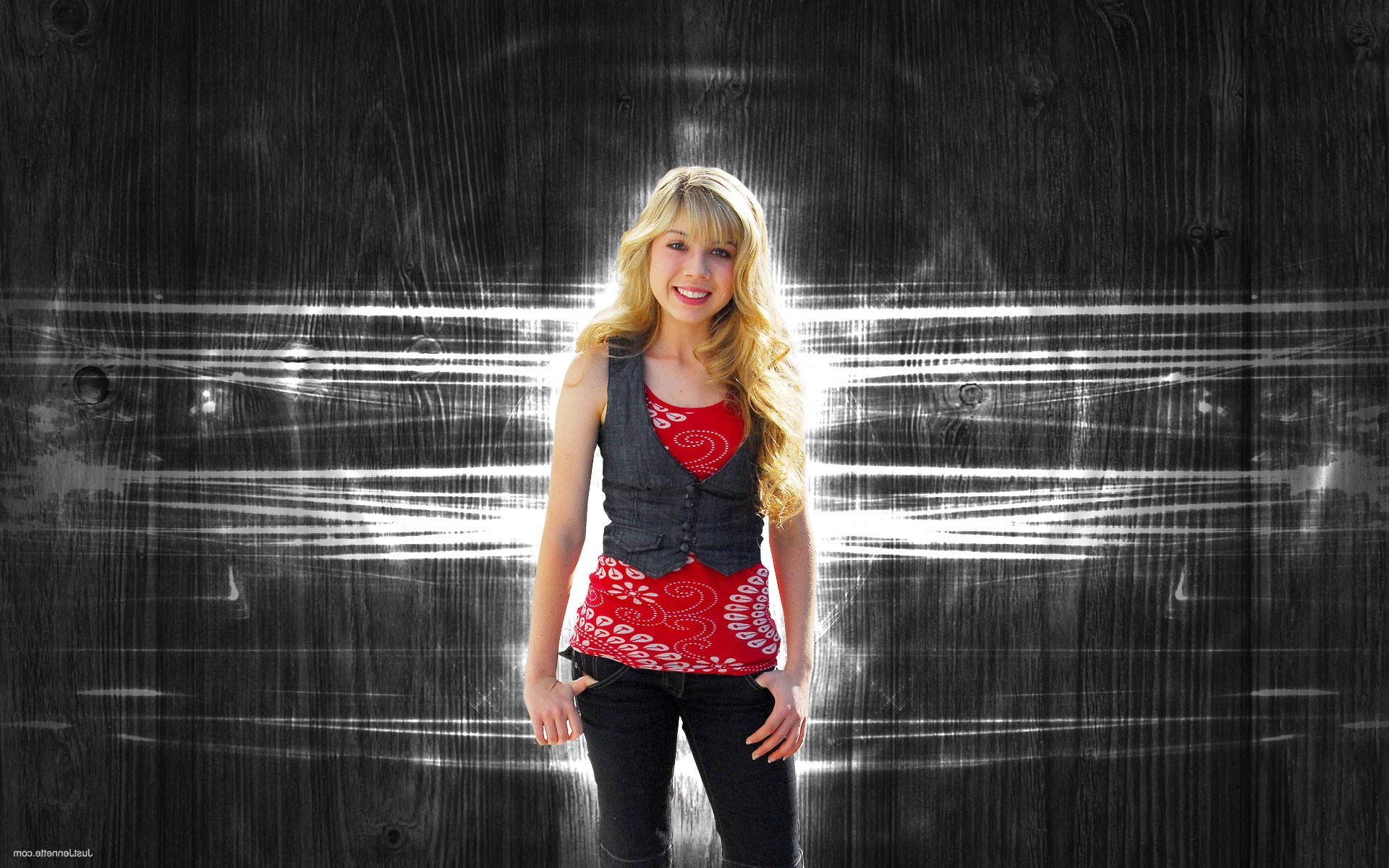 Free photo Jennette McCurdy in a red tank top