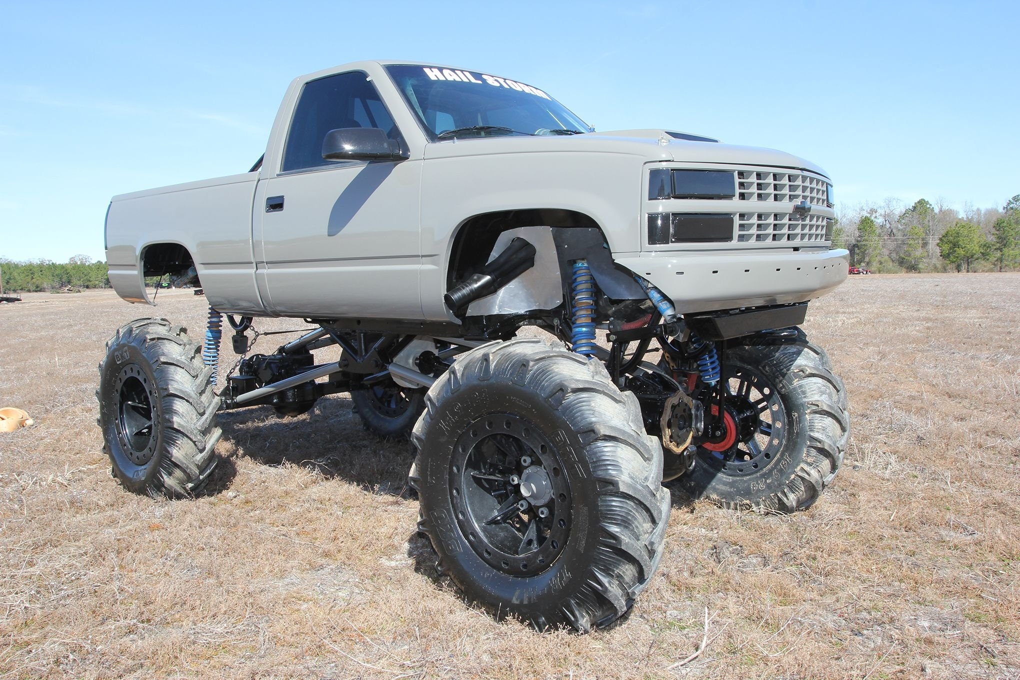 Free photo Custom pickup truck for off-roading