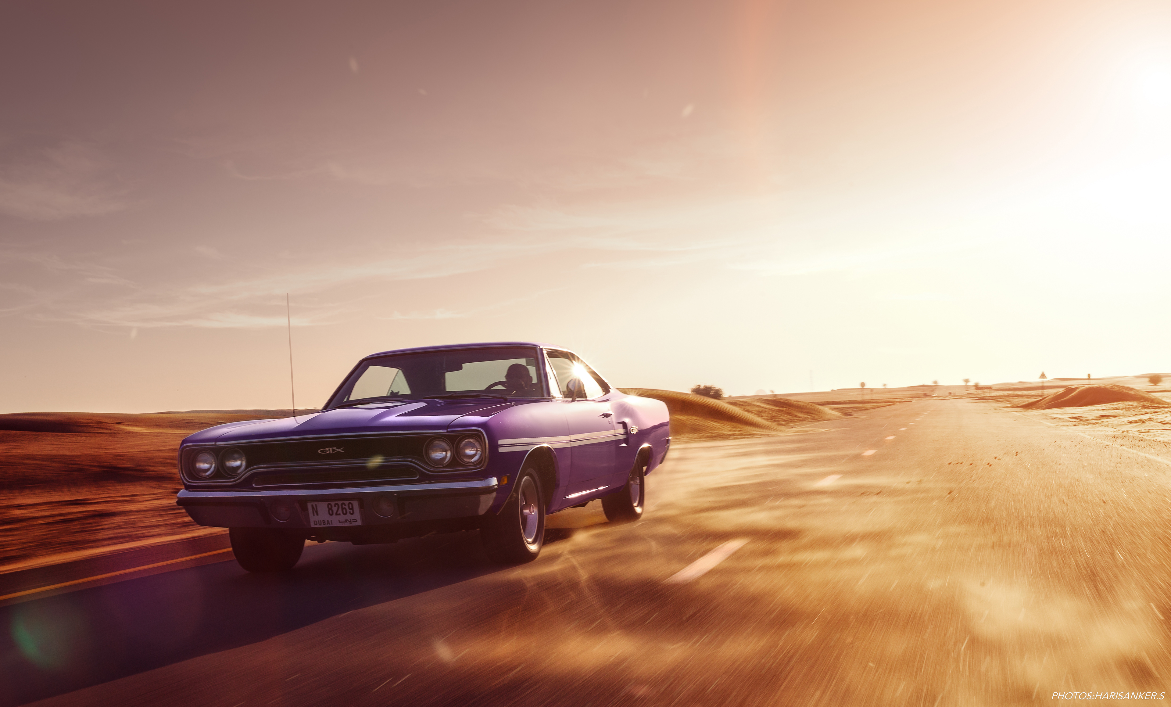 Free photo A purple maslcar at sunset