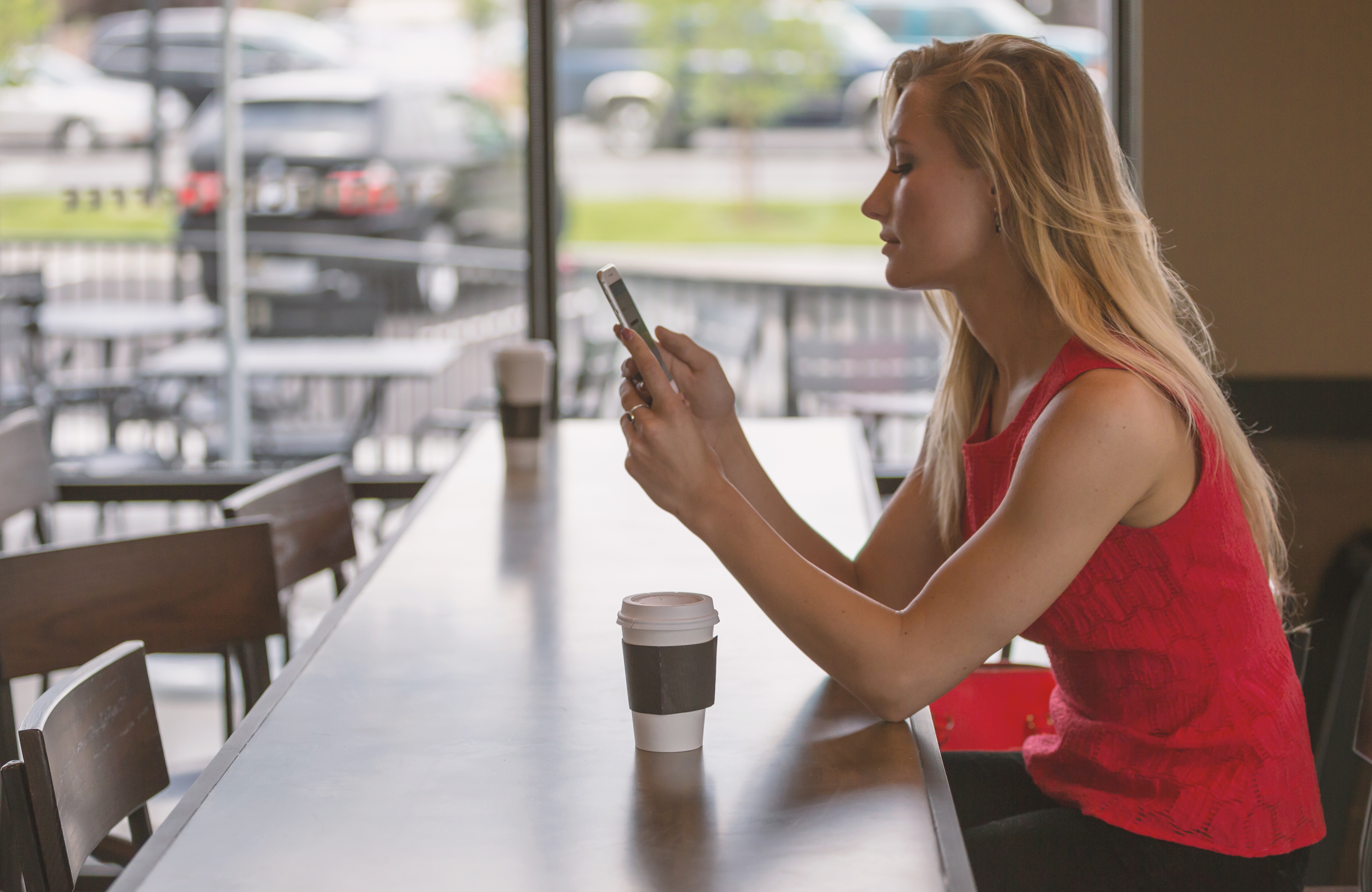 Free photo Blonde girl in a cafe