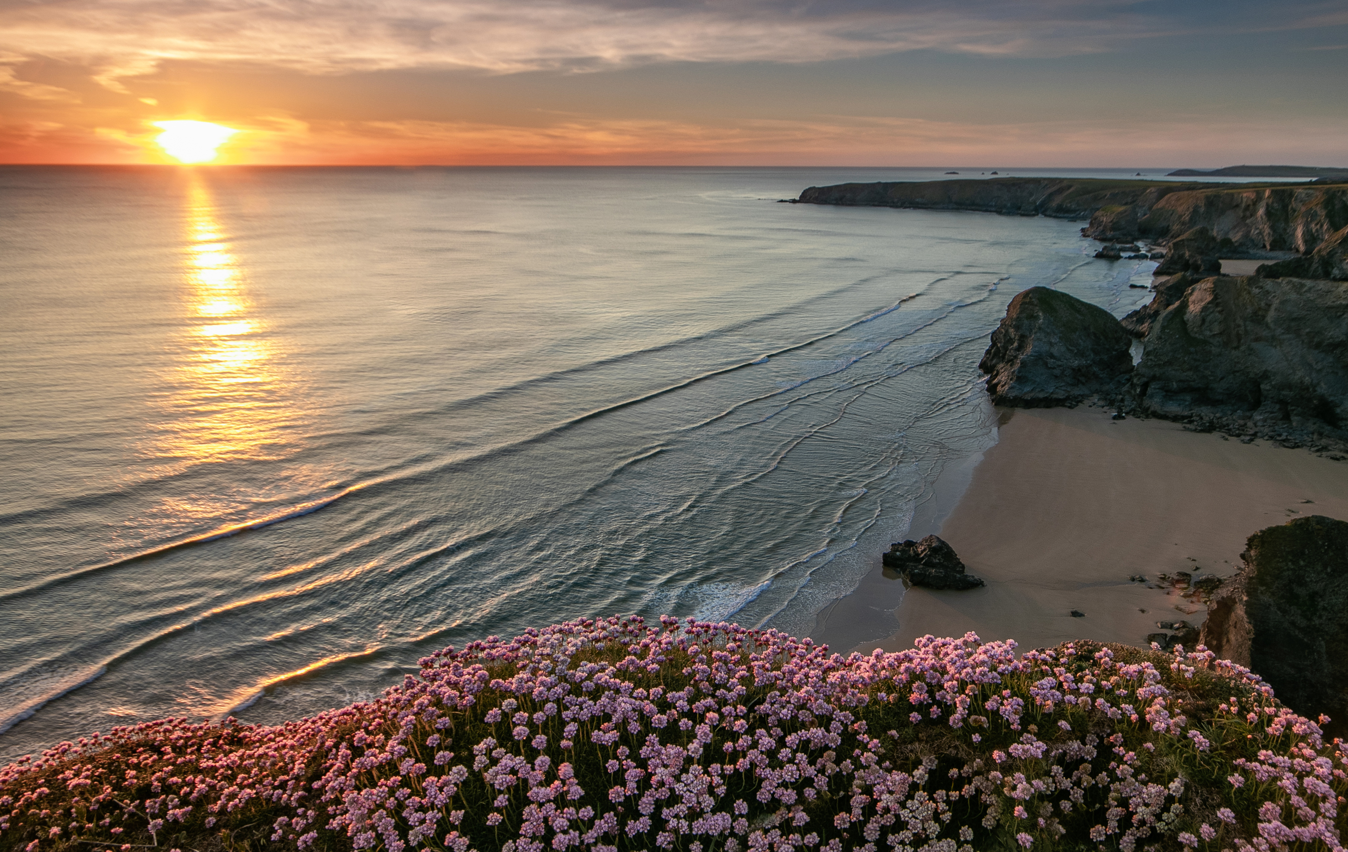 Free photo A picture of a beautiful sea sunset