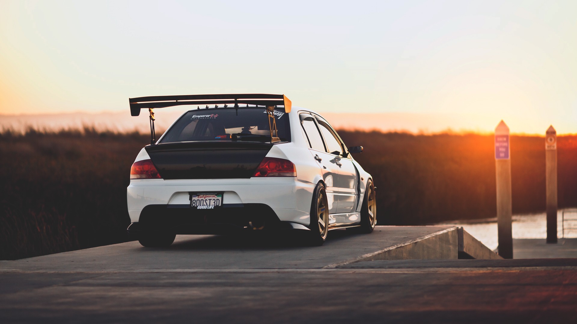 Бесплатное фото Закат с Mitsubishi Lancer Evolution