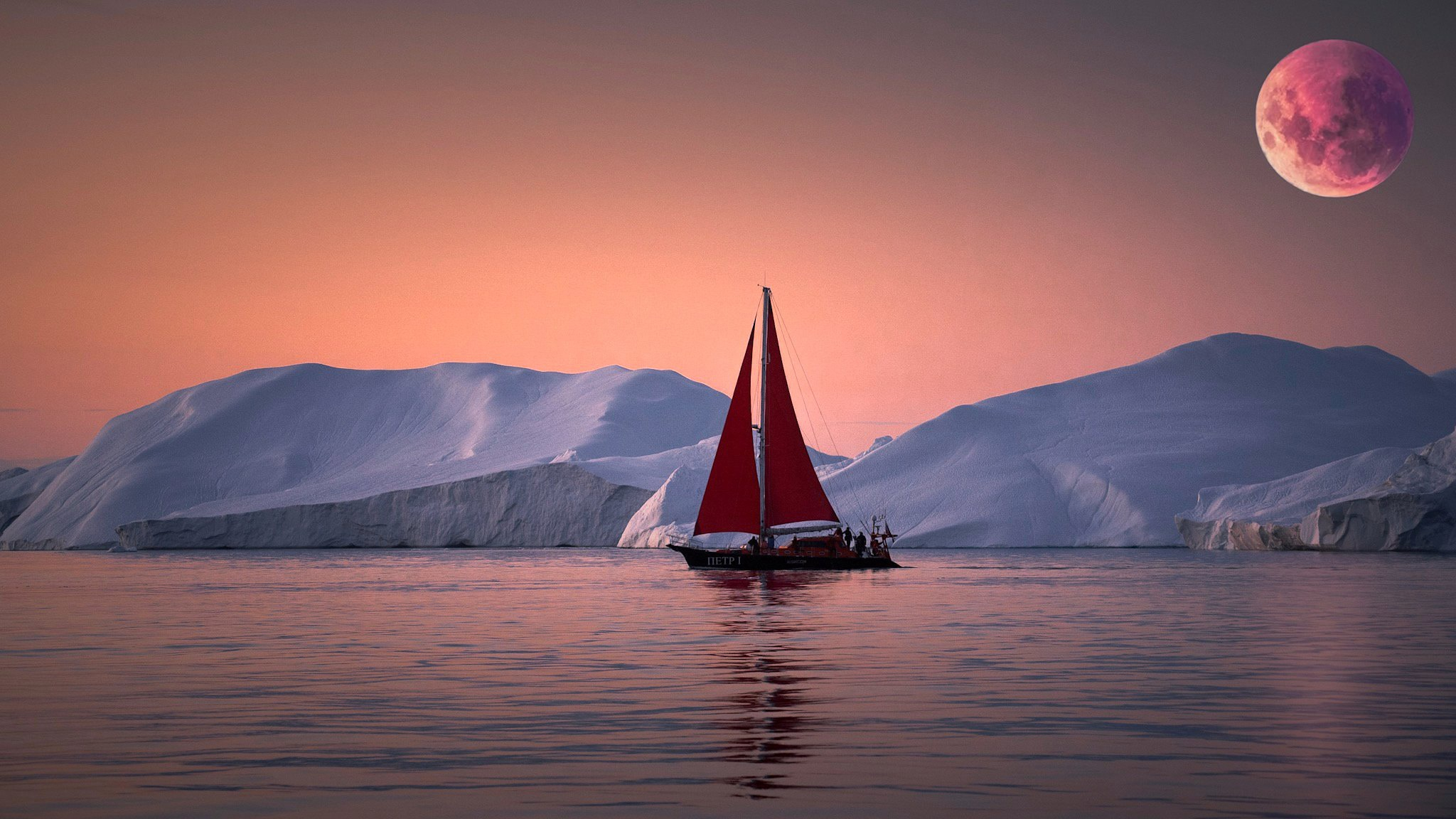 Free photo Sailboat with scarlet sails at sunset in the Arctic Ocean