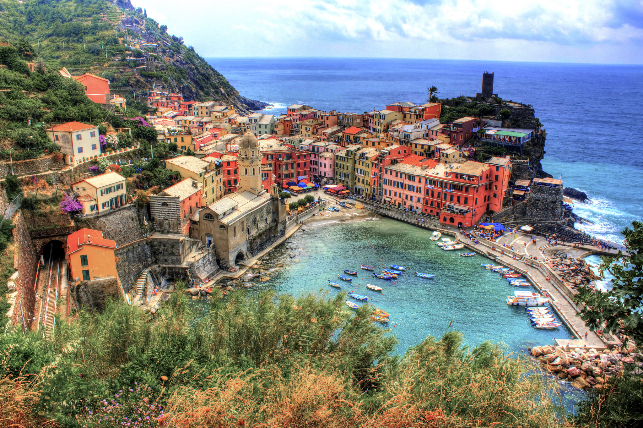 Обои HDR coastline Vernazza на рабочий стол