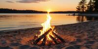 Костёр на песчаном берегу на закате, отражение солнца в воде.