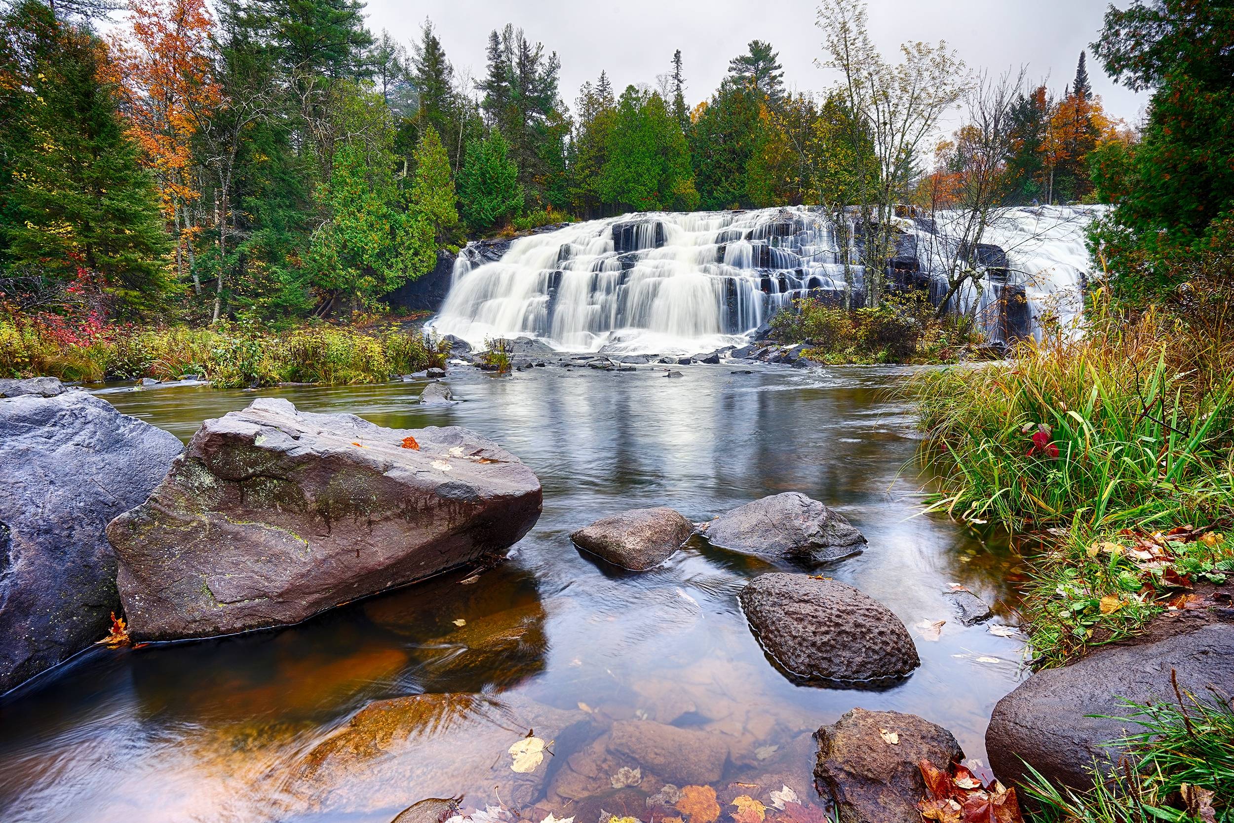 Wallpapers autumn stones in the water landscape on the desktop