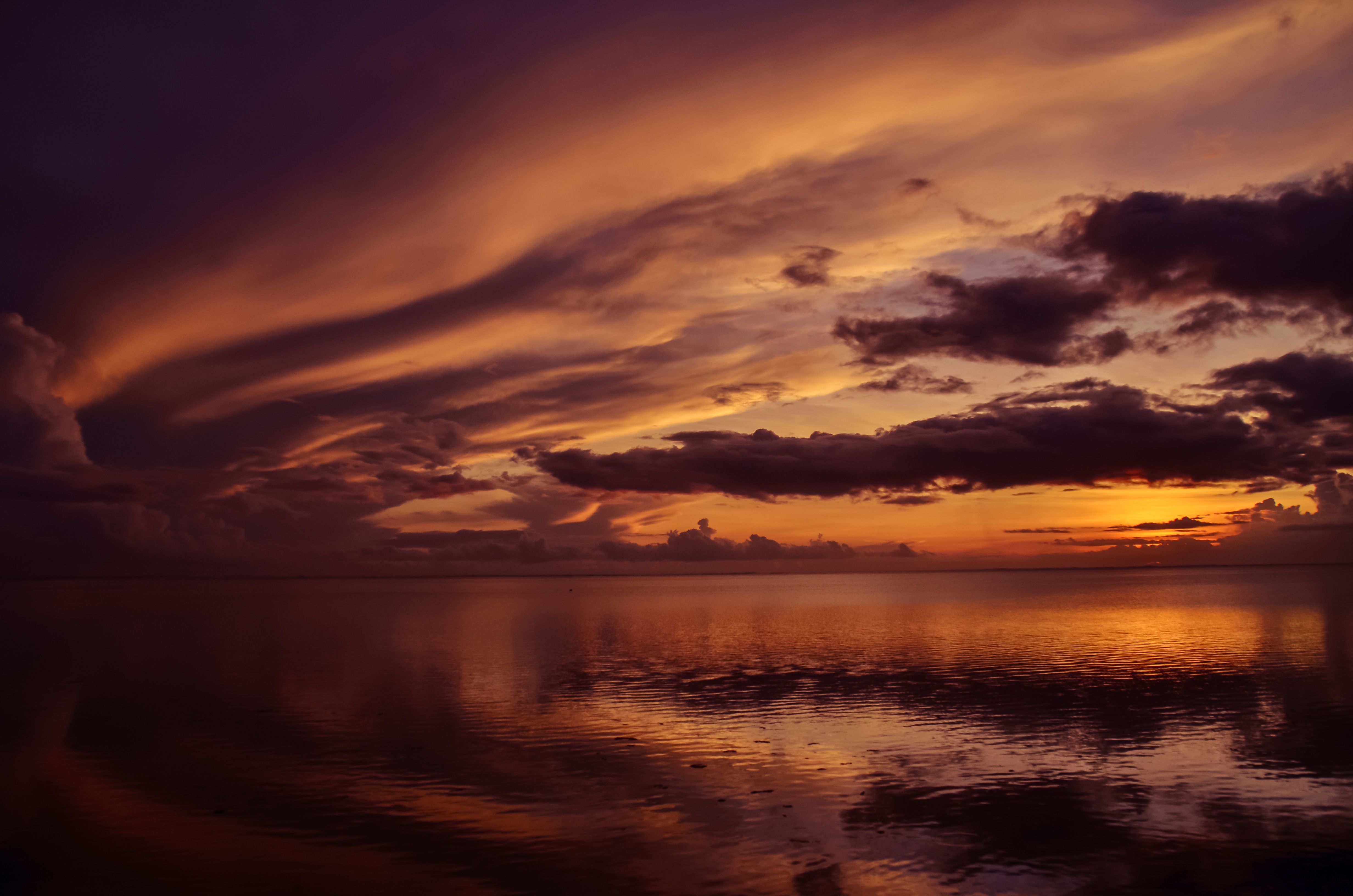 Free photo Atmospheric phenomenon with clouds over the sea during sunset