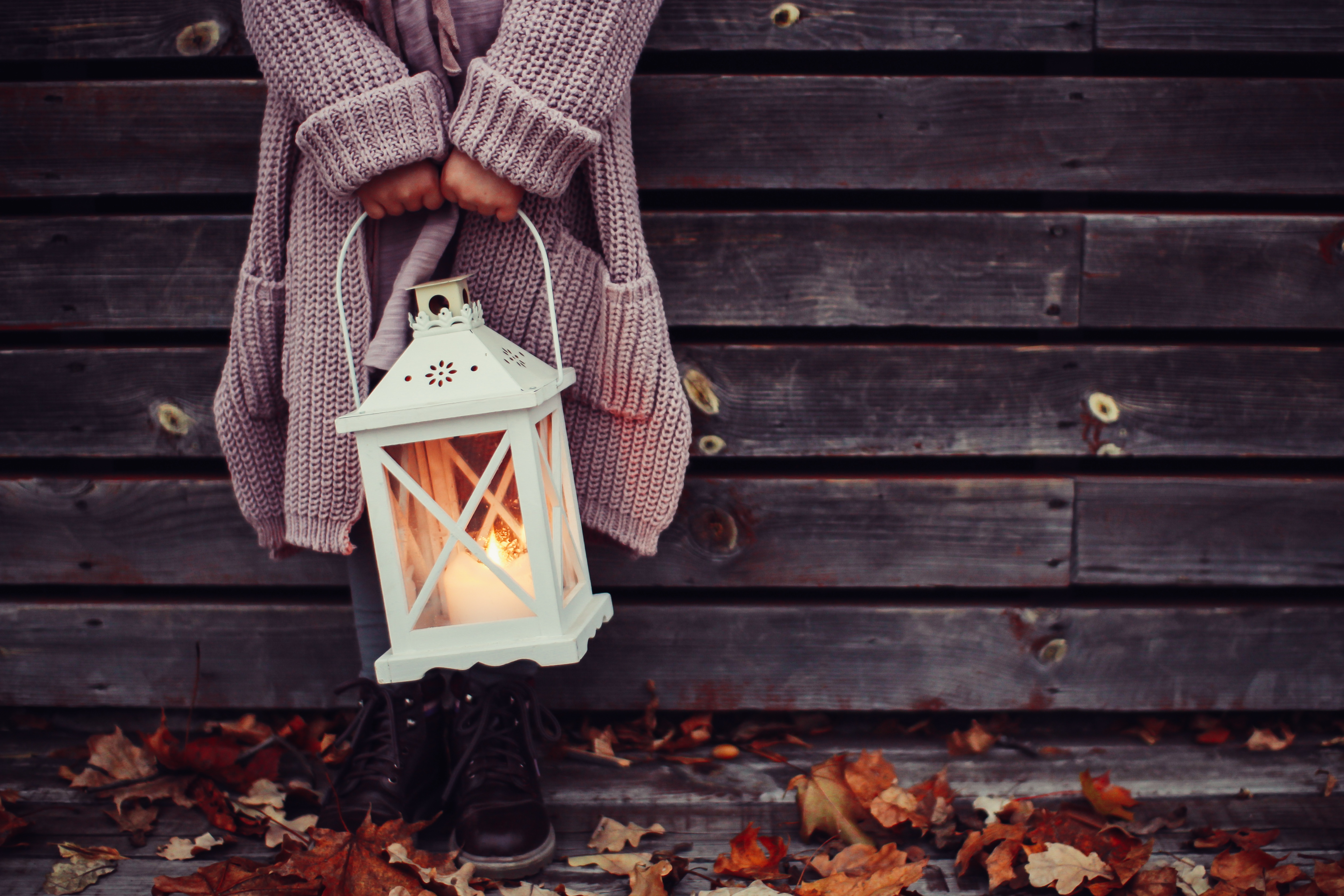 Free photo A girl holding a flashlight