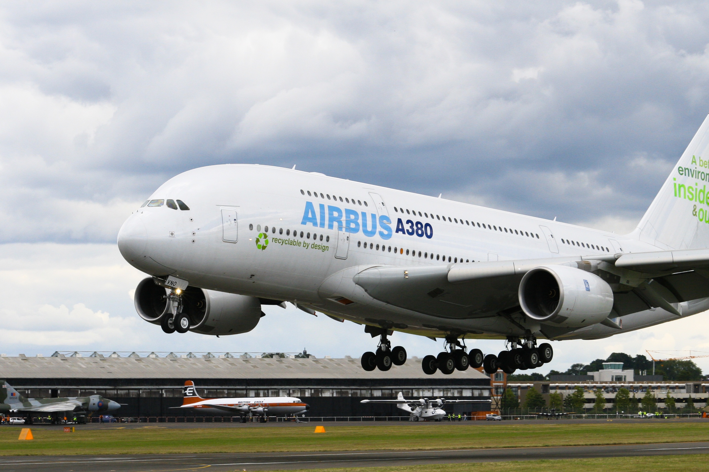 Free photo Landing of a passenger plane