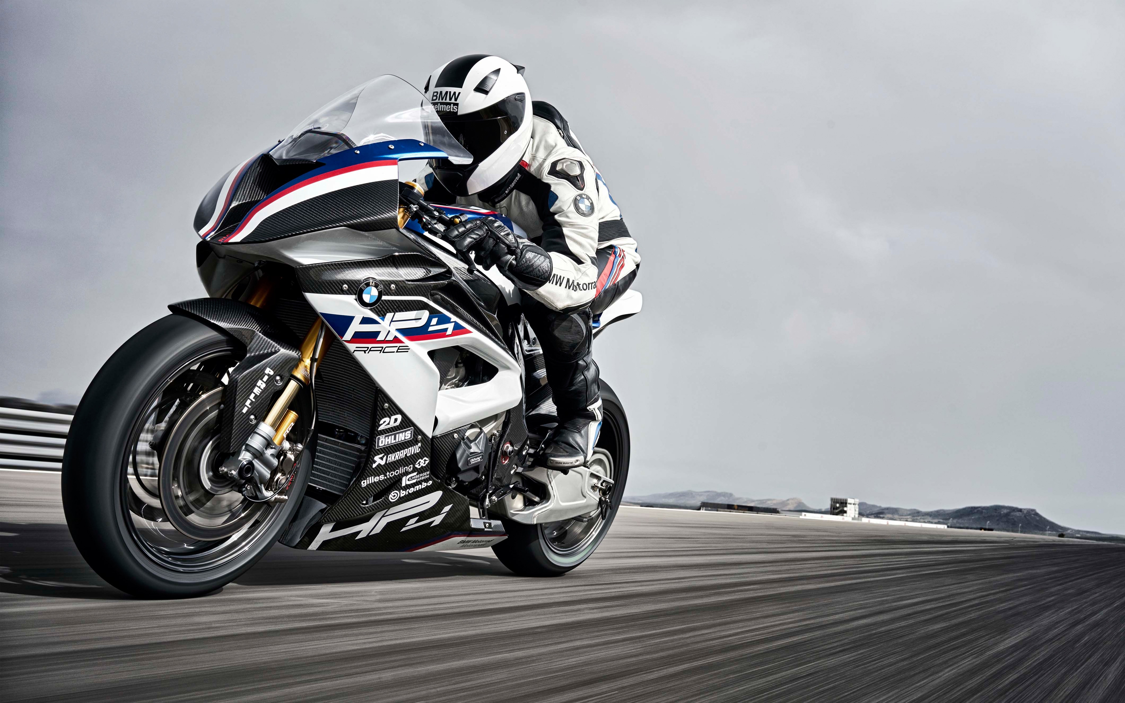 Бесплатное фото Байкер на bmw hp4 race на компьютерную заставку