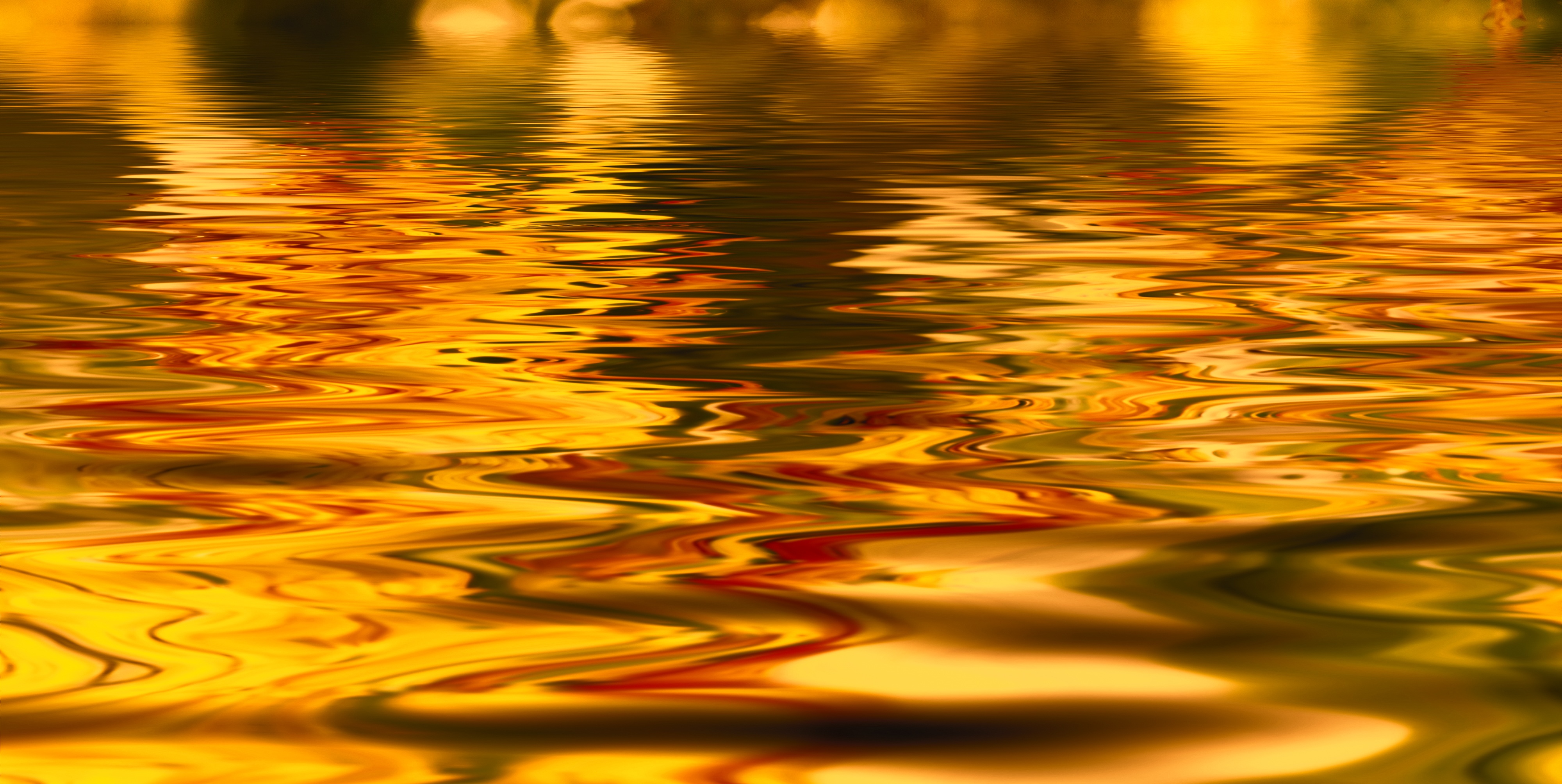 傍晚时分，水面闪烁着橙色的光芒