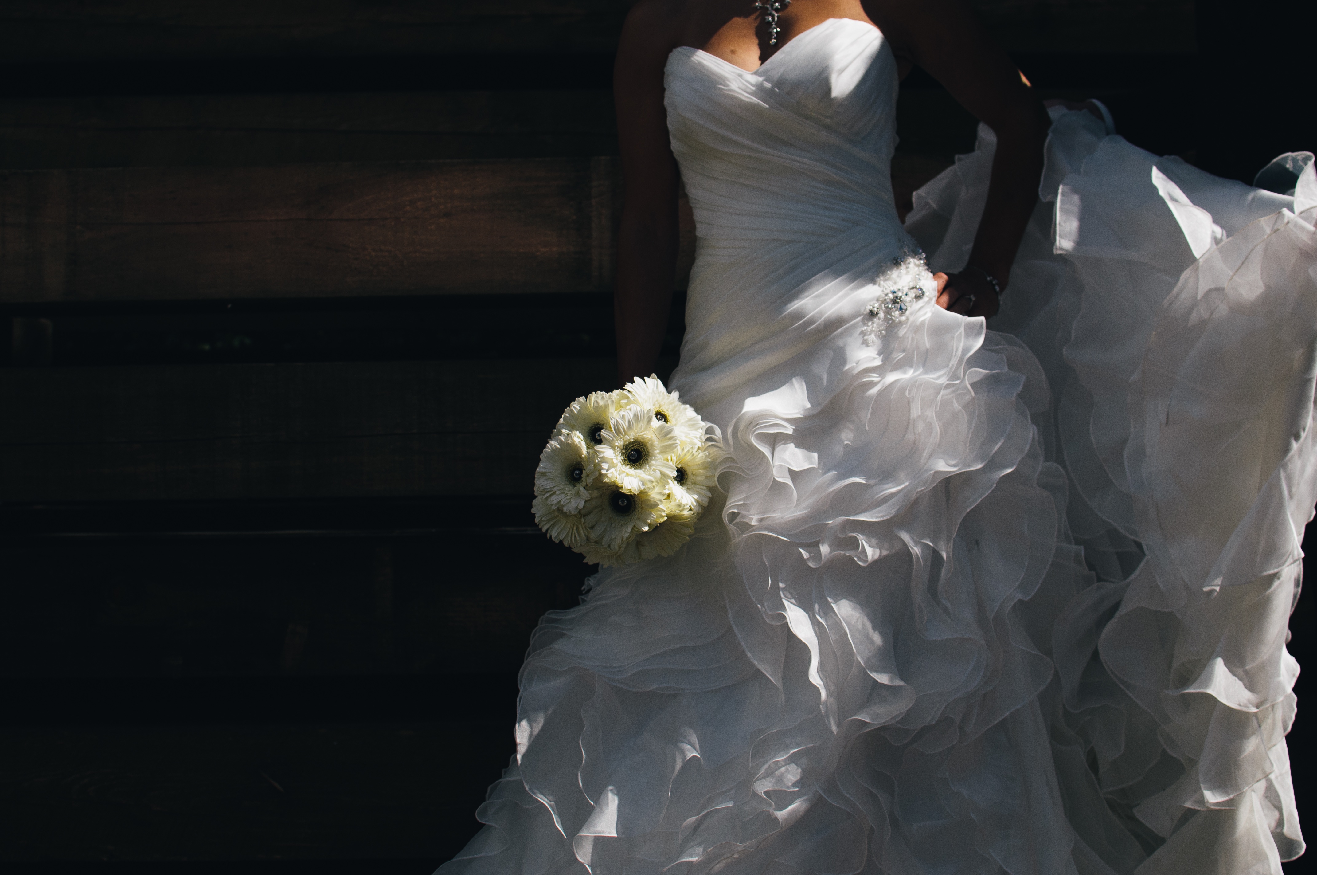 Free photo A bride with a white bouquet in a white dress