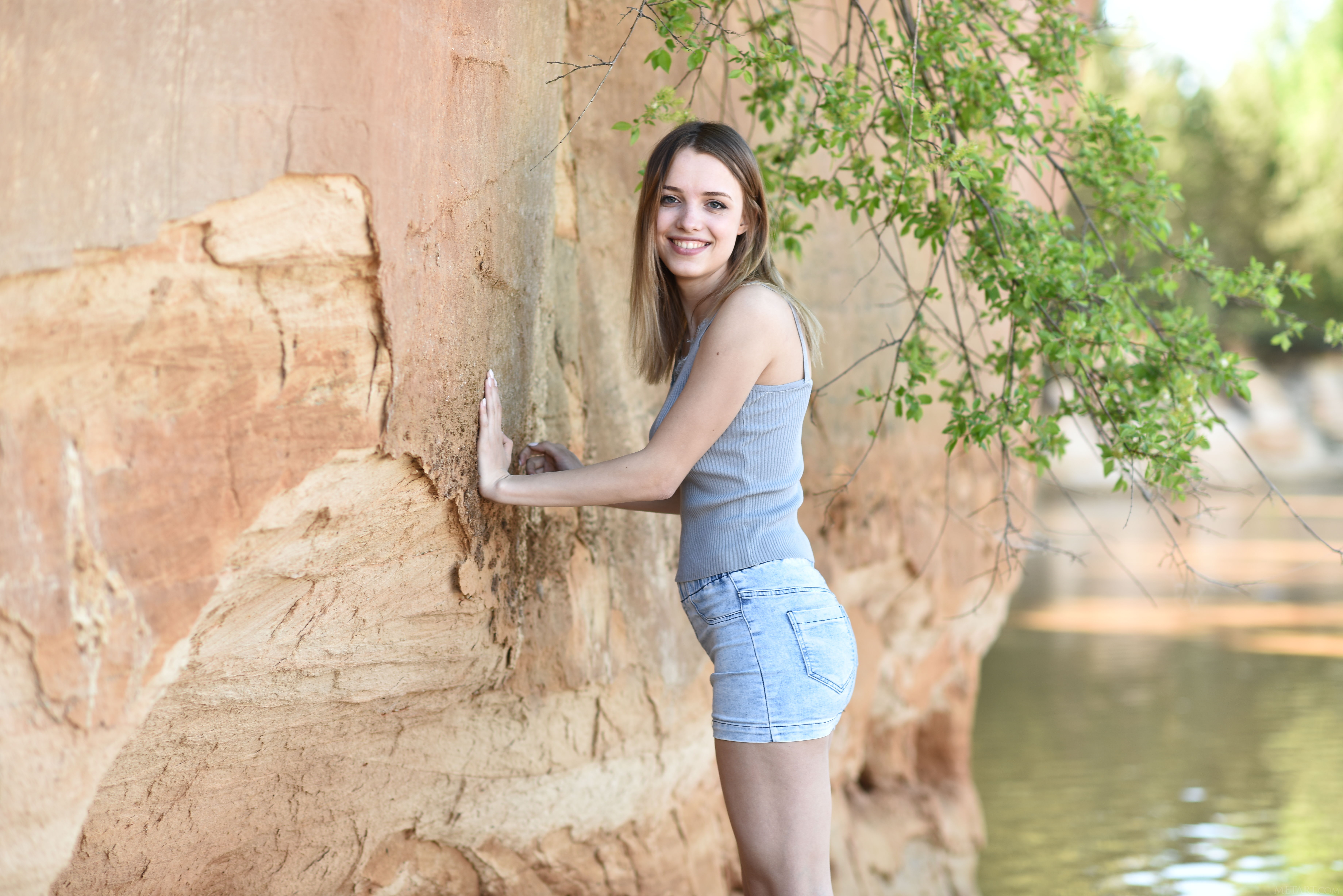 Free photo Girl posing against the wall