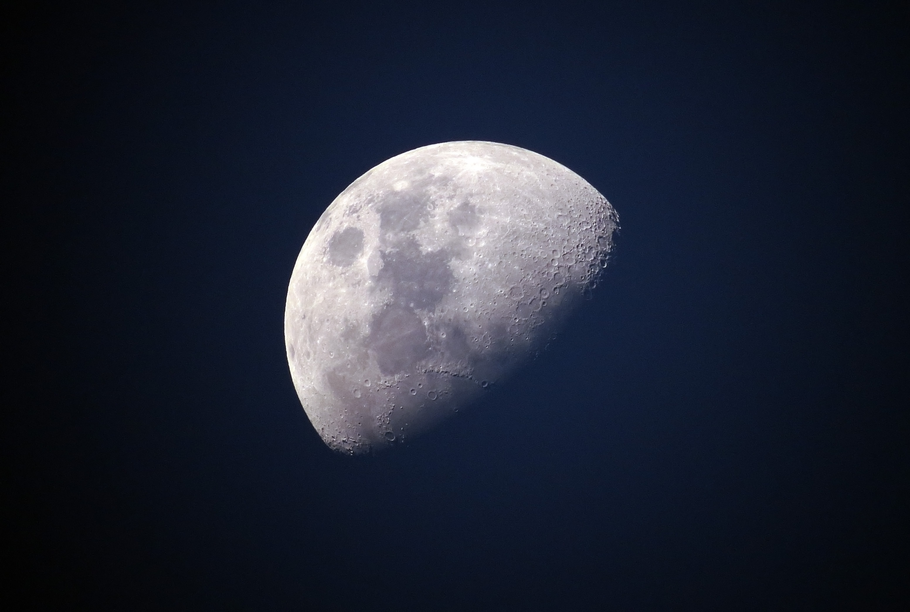 Free photo Close-up of the waning moon