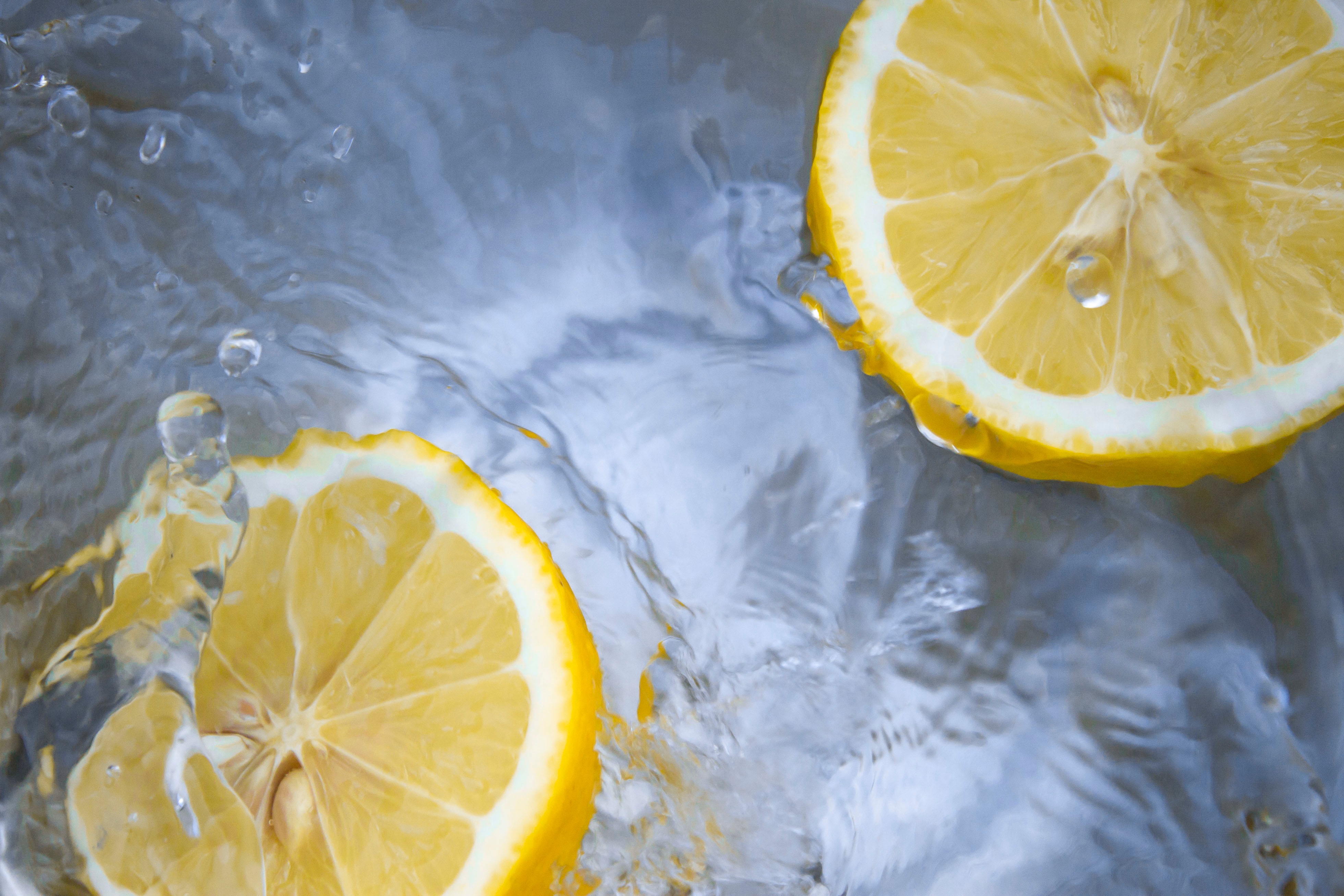 Free photo Lemon slices in water