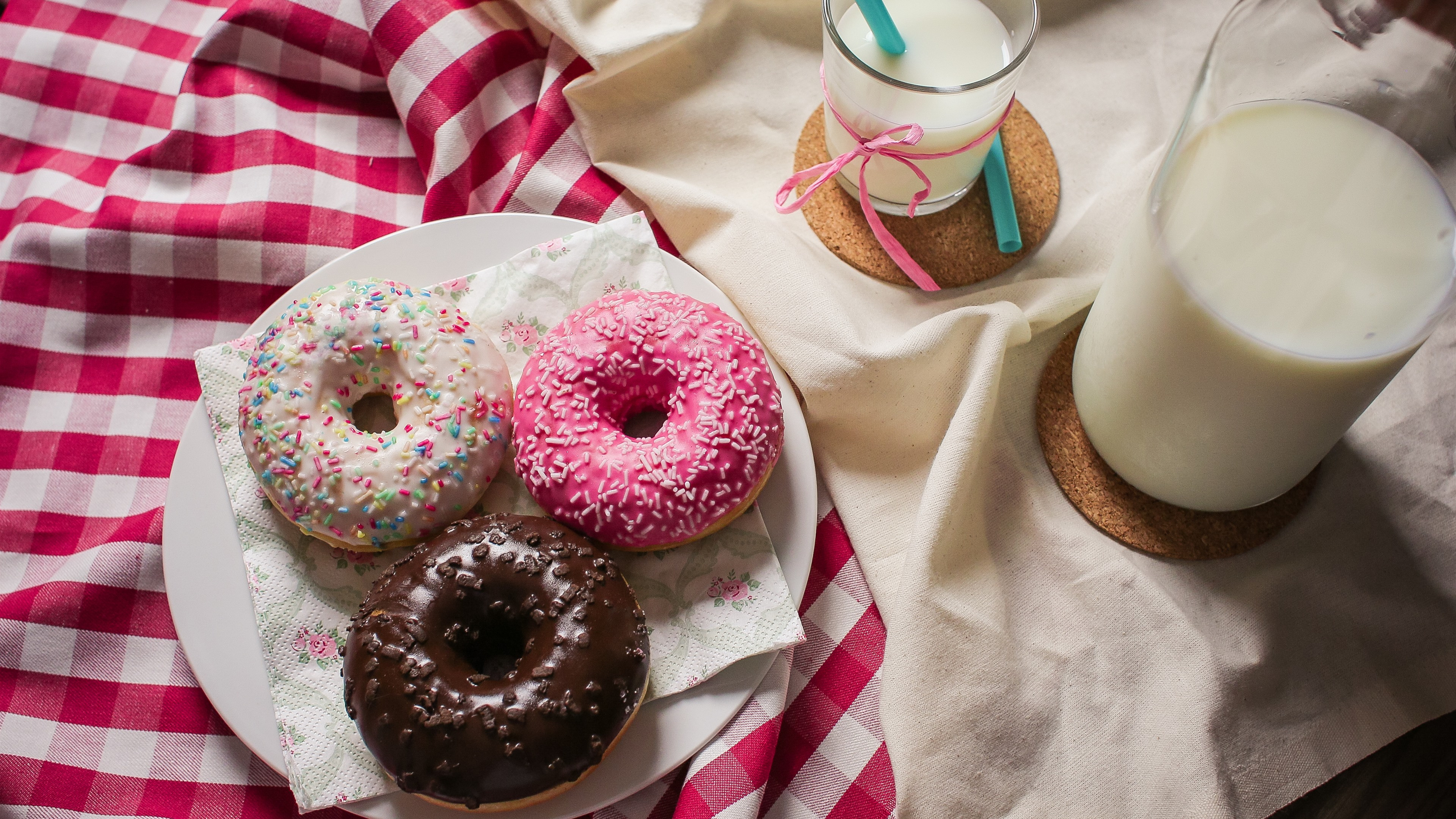 Free photo Delicious doughnuts with milk