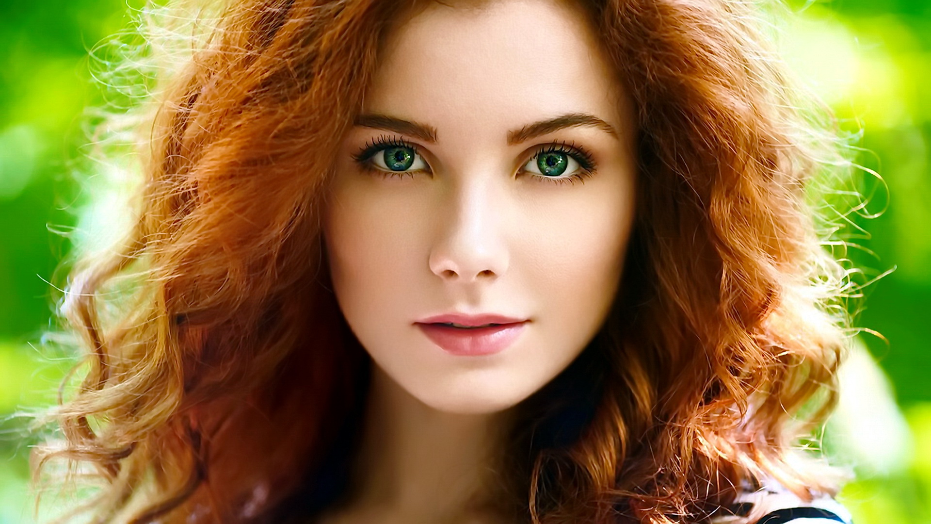 Free photo Portrait of a girl with red hair