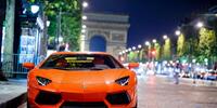 Оранжевый Ламборгини Авентадор на фоне города