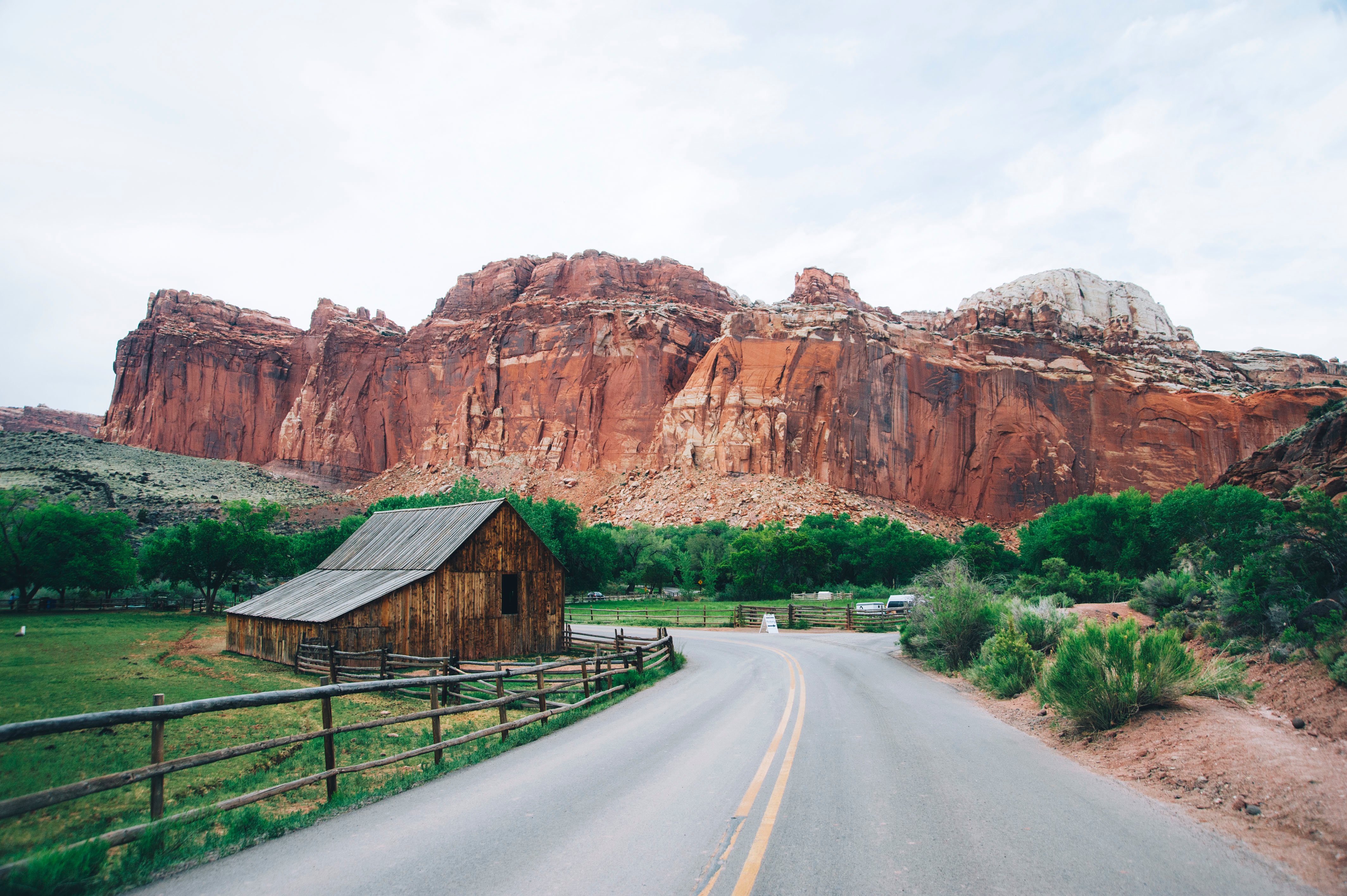 Free photo Wooden cabin by the side of the road.