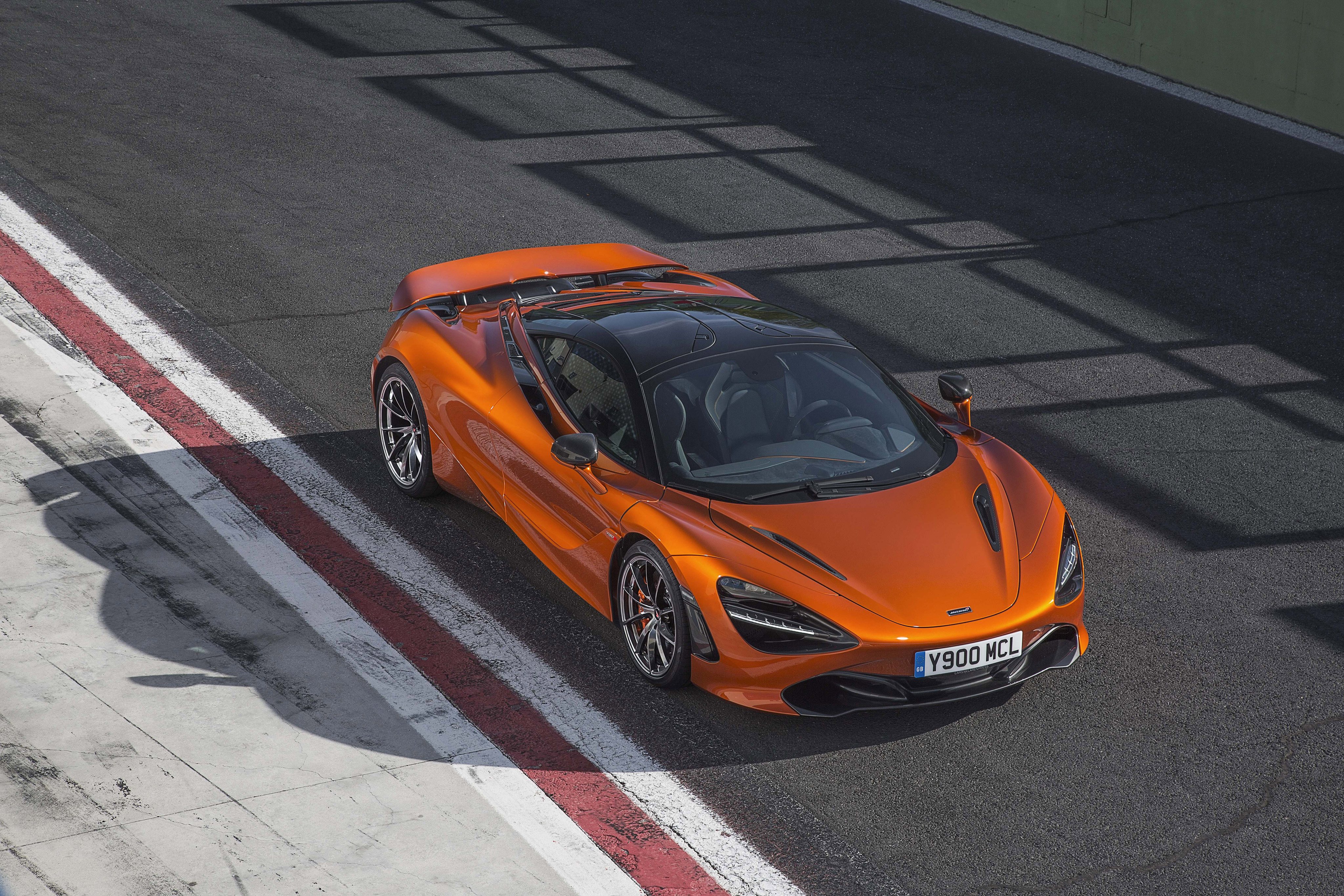 Бесплатное фото Mclaren 720S 2018 года в оранжевом цвете