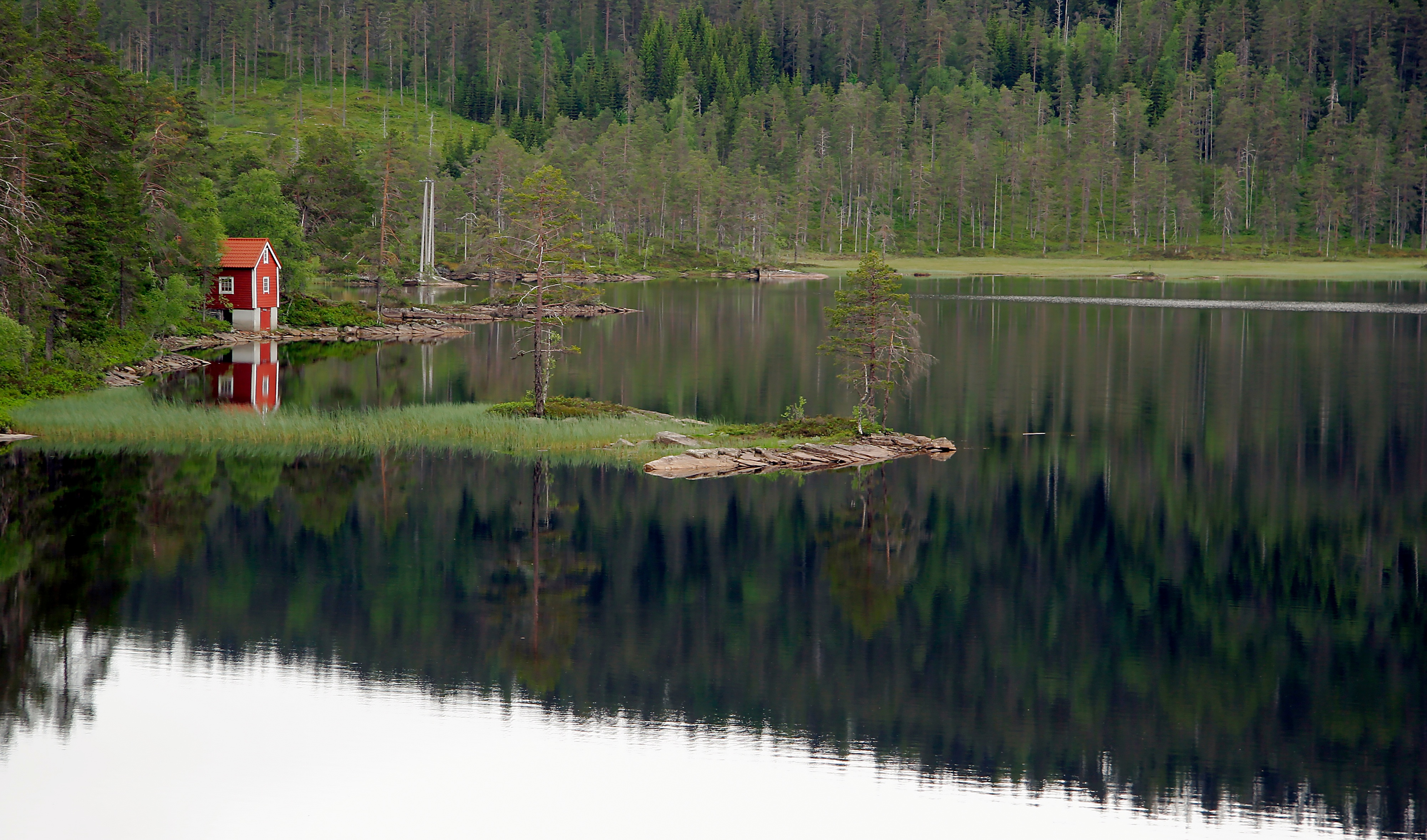 Free photo Red house by the lake