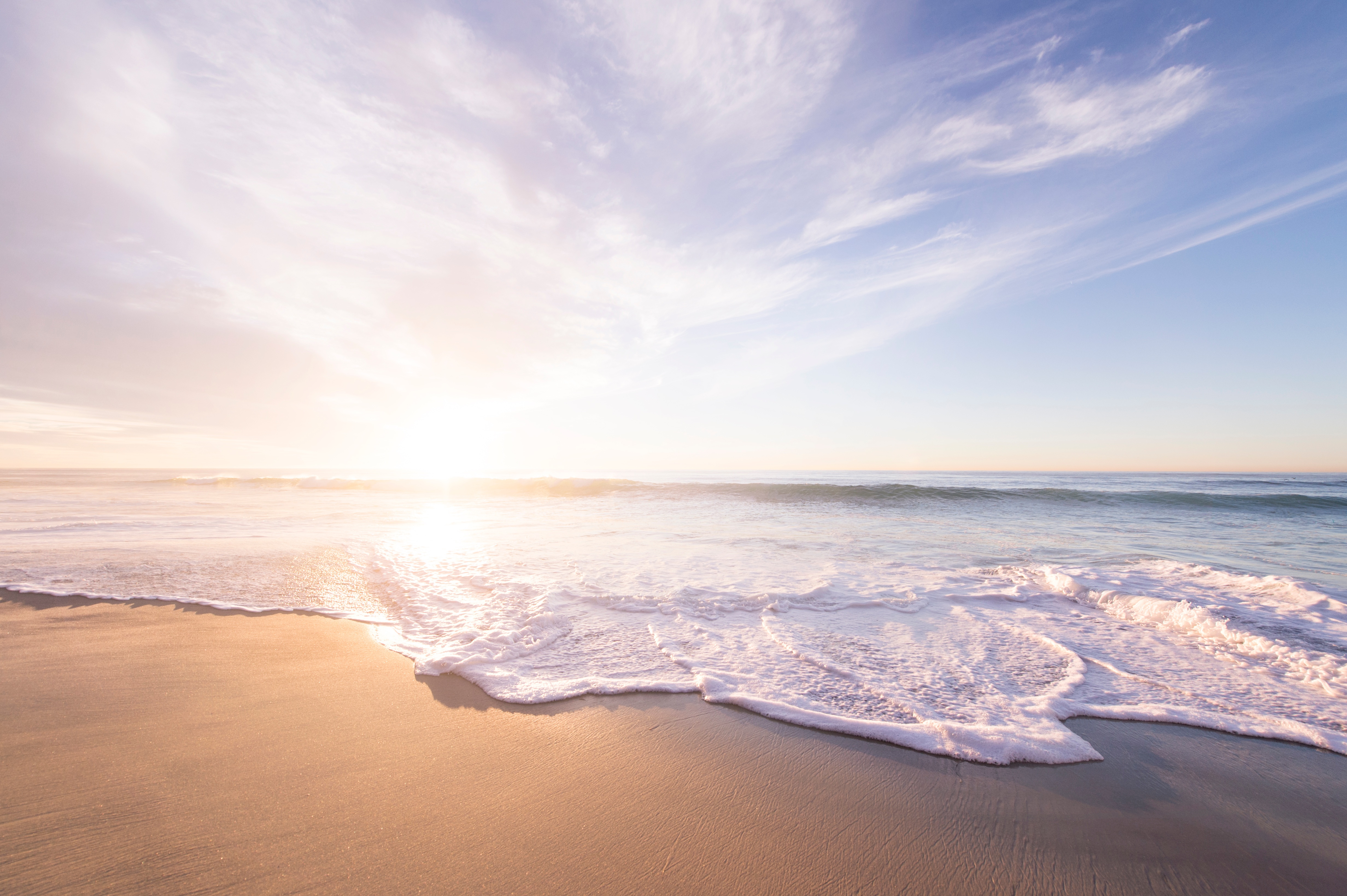 Бесплатное фото Прекрасный песочный берег моря в жаркий солнечный день