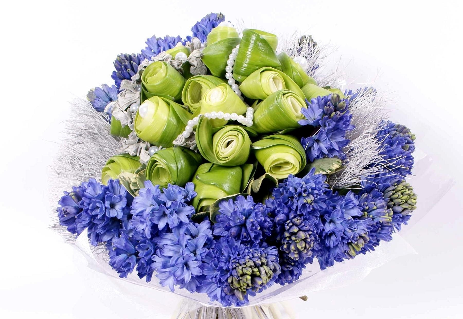 花园花束与蓝色的花朵和绿色的玫瑰