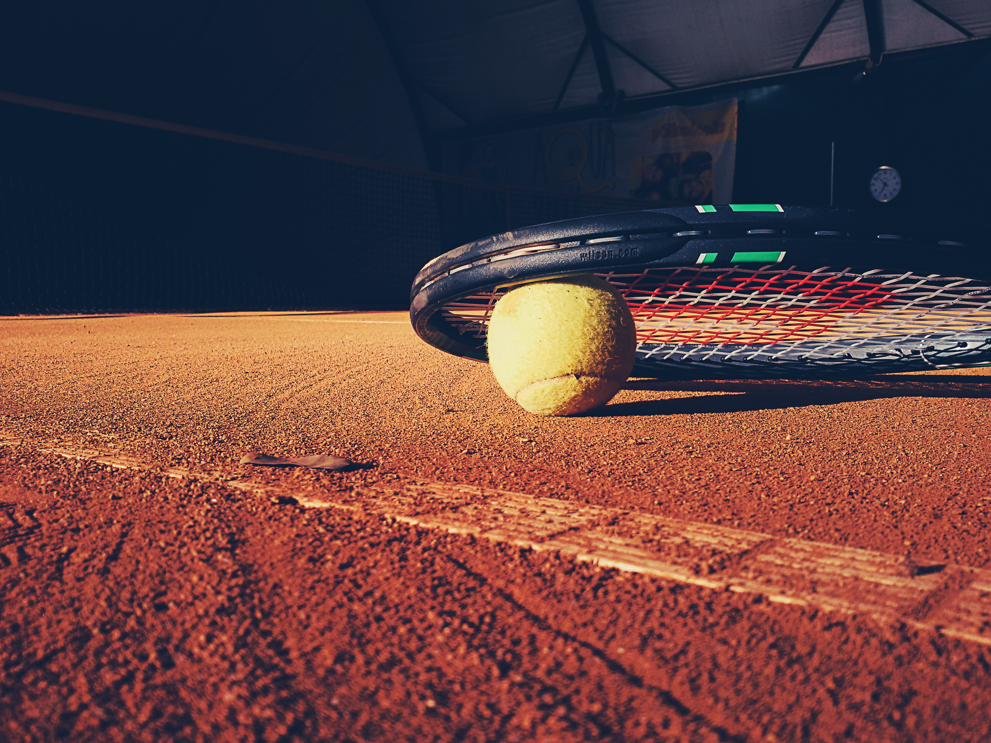 Free photo Tennis racket with a ball