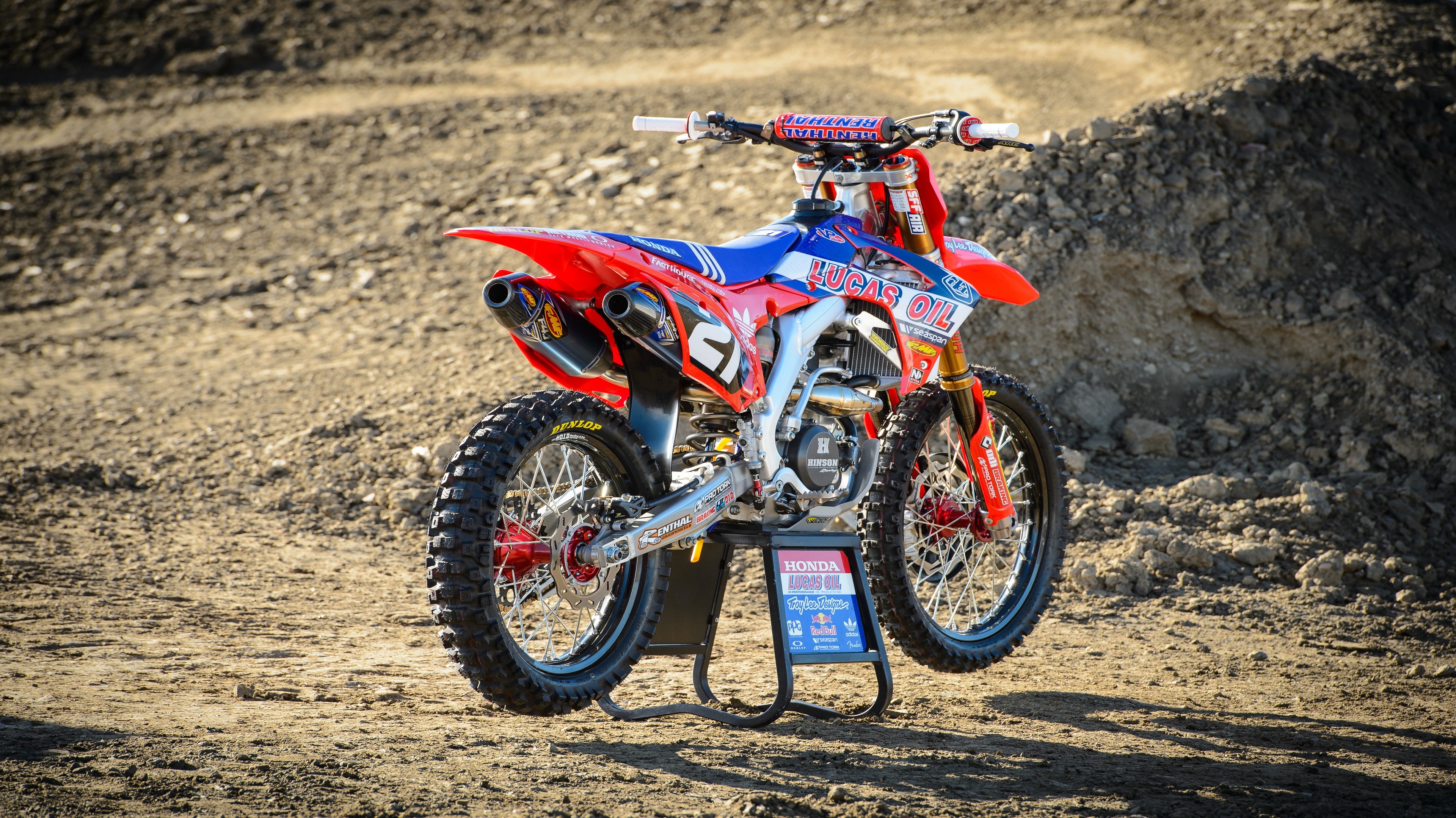 Кроссовый мотоцикл Honda CRF на трассе