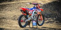 Кроссовый мотоцикл Honda CRF на трассе