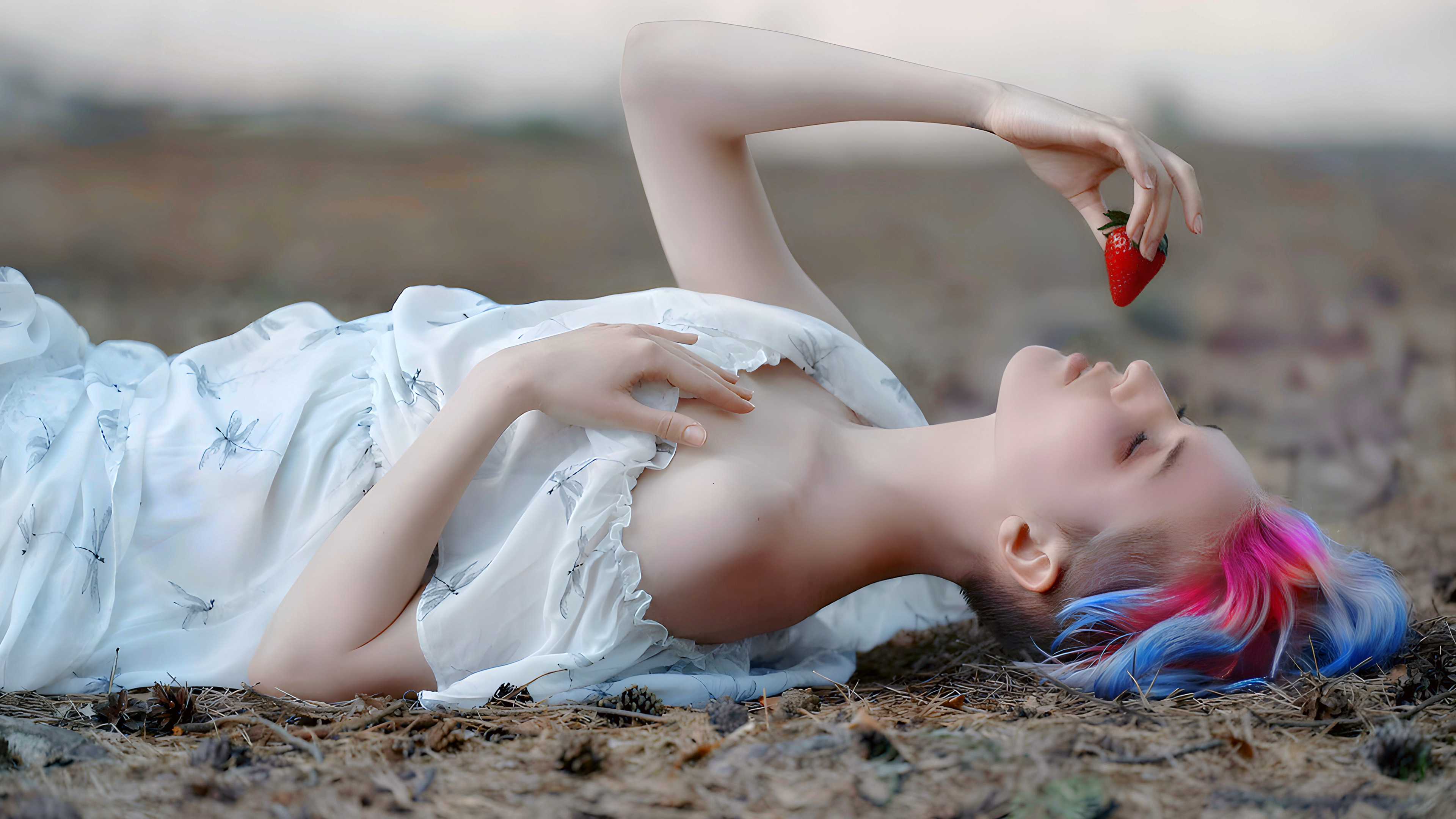 Бесплатное фото Девушка с клубникой