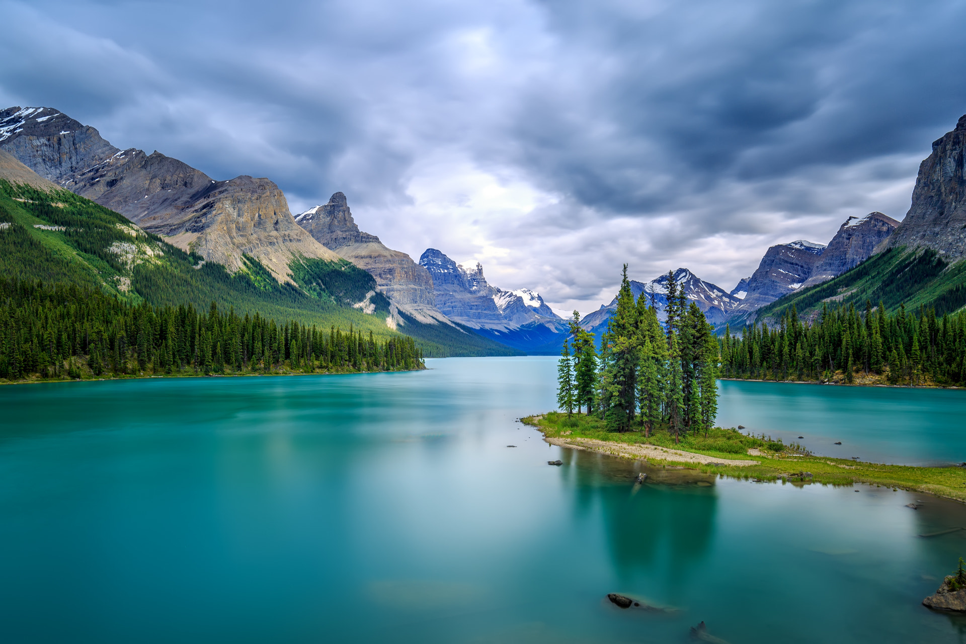 Обои Spirit Island Maligne Lake озера на рабочий стол