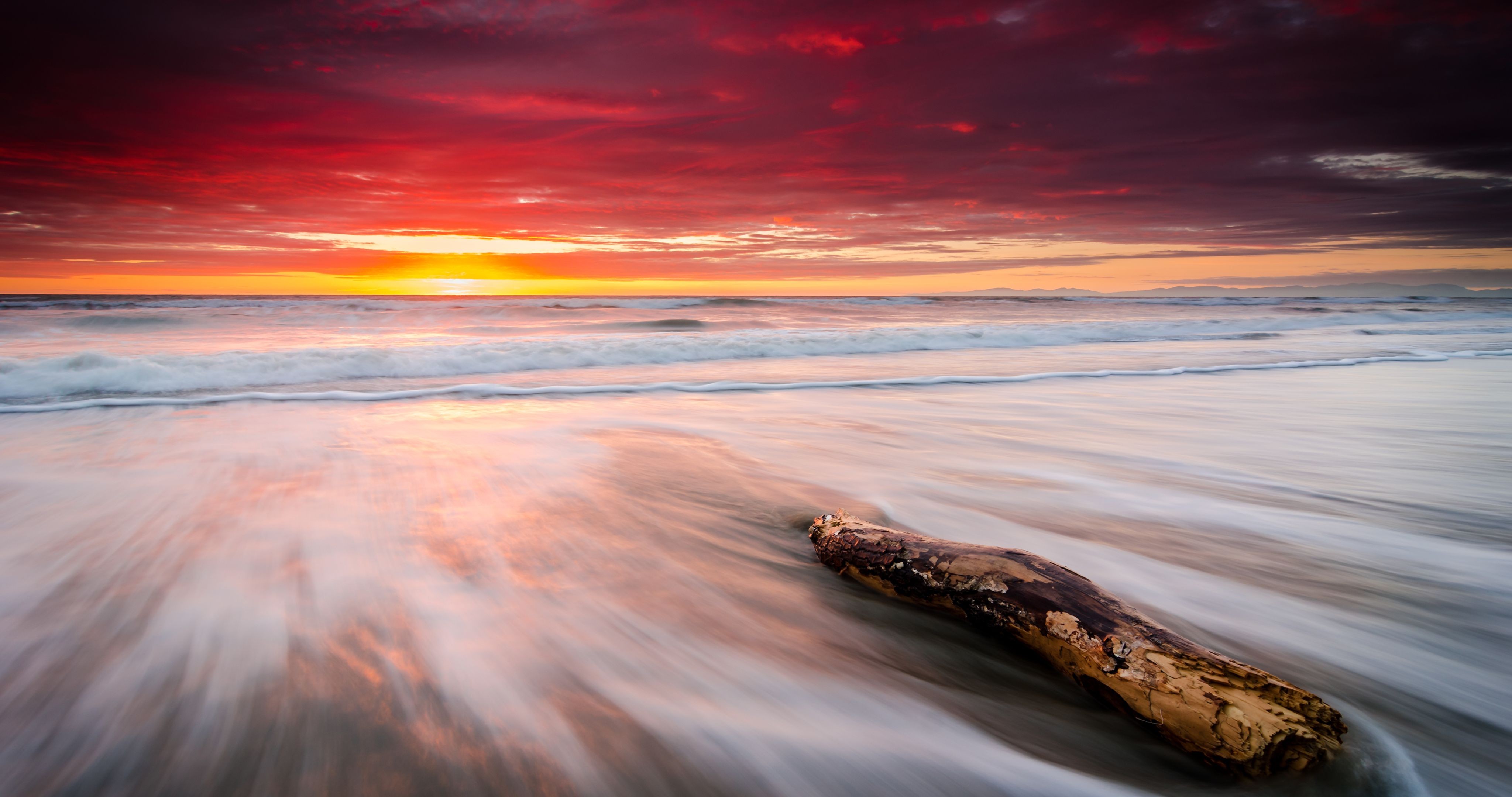 Бесплатное фото Красный закат на фоне море