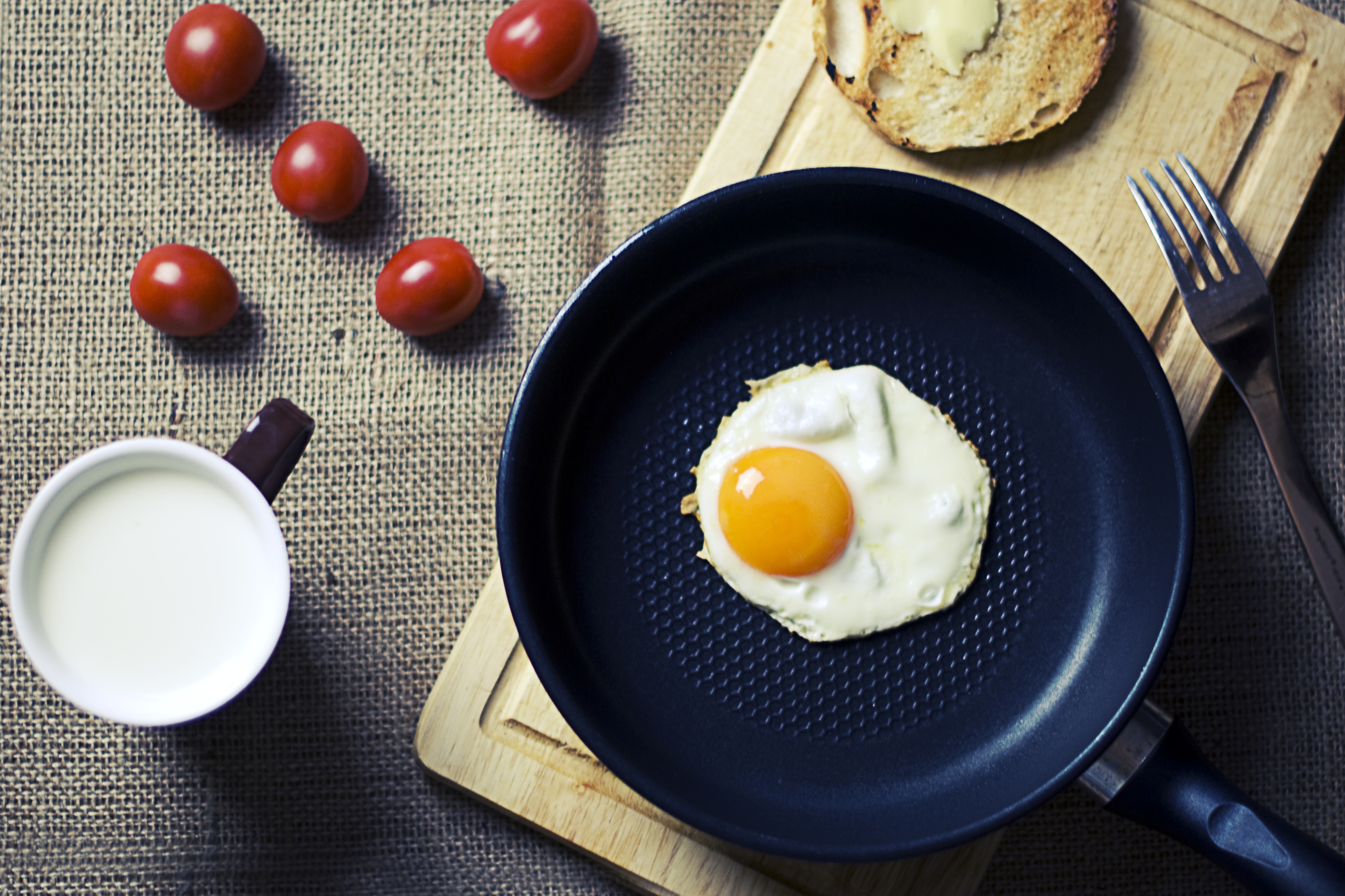 免费照片早餐鸡蛋配酸奶和西红柿